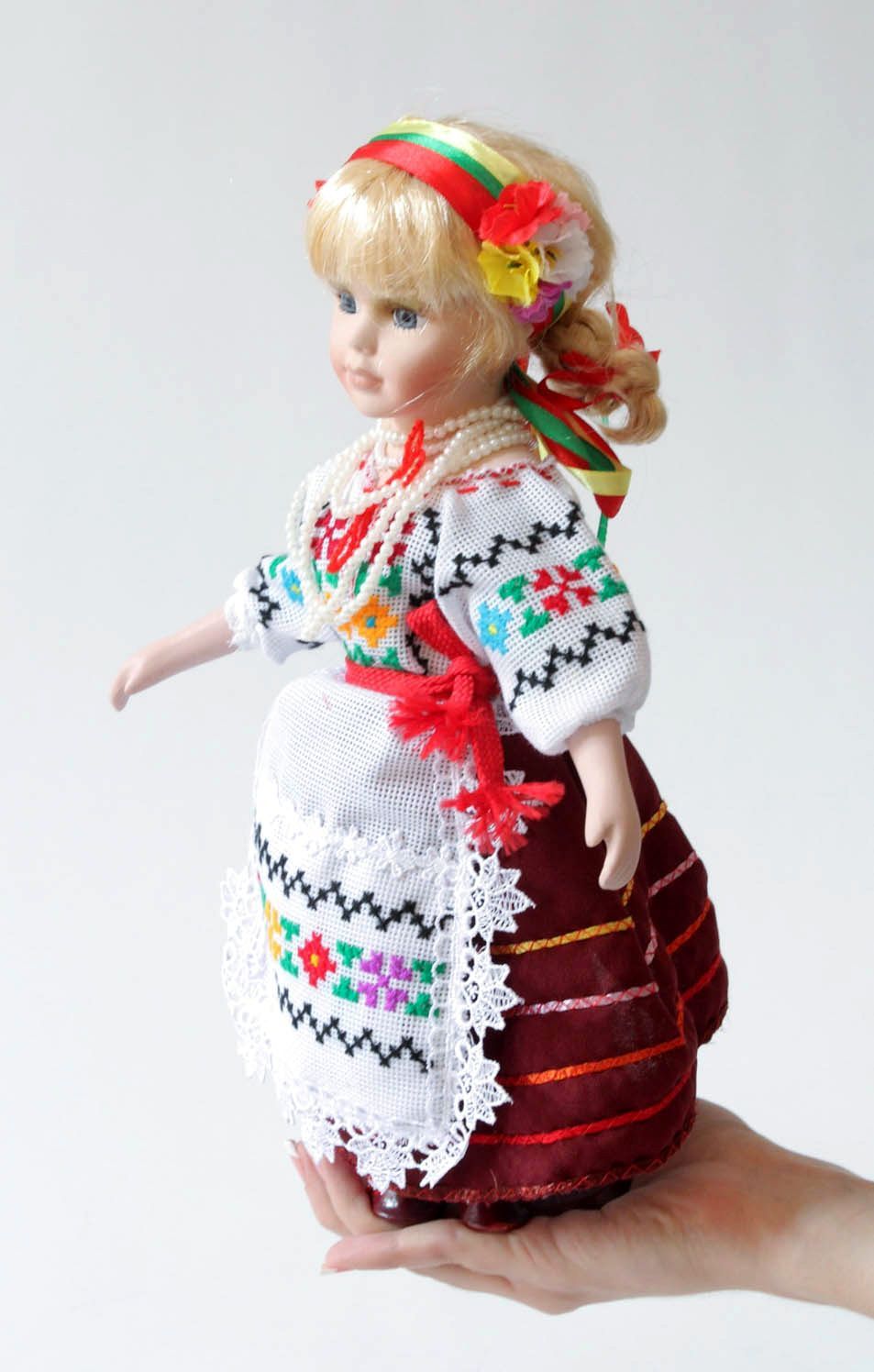 Boneca de porcelana artesanal num vestido tradicional  foto 4