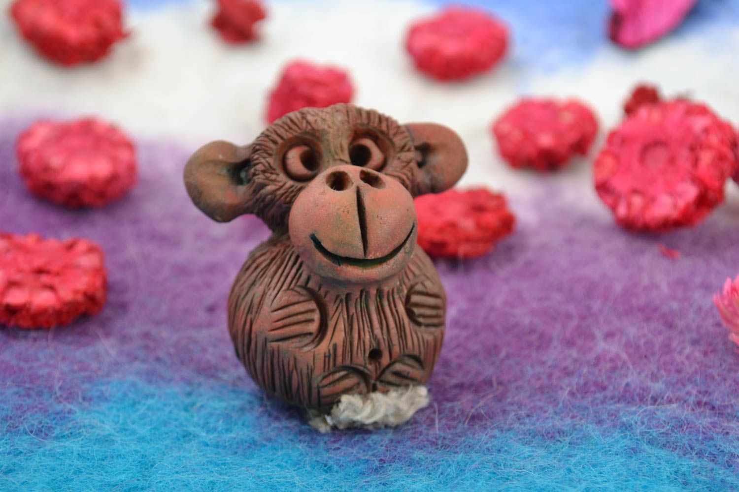 Фигурка из глины обезьянка улыбчивая коричневая маленького размера ручная работа фото 1