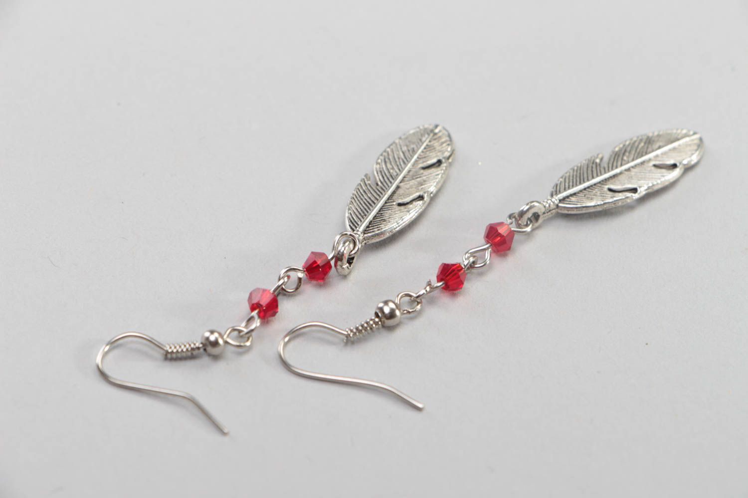 Boucles d'oreilles plumes en métal avec perles de cristal rouges faites main photo 4