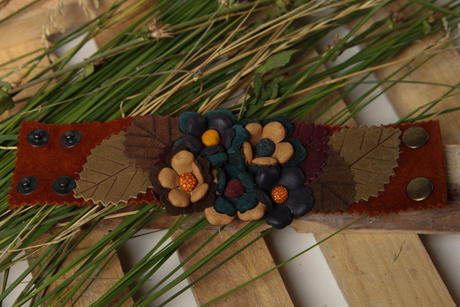 Bracelet cuir Bijou fait main brun foncé fleurs Accessoire en cuir design photo 1