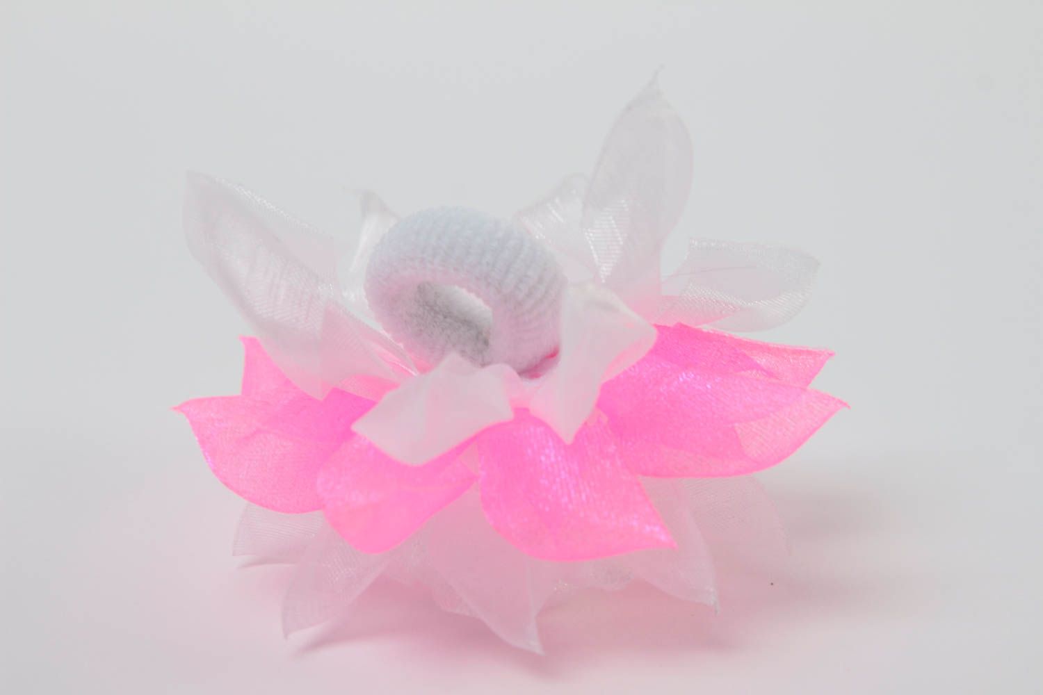 Воздушная детская резинка для волос георгин белая с розовым ручной работы фото 4