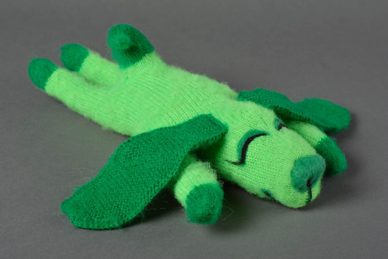 Peluche chien Jouet tricot fait main vert en laine original Décoration chambre photo 1
