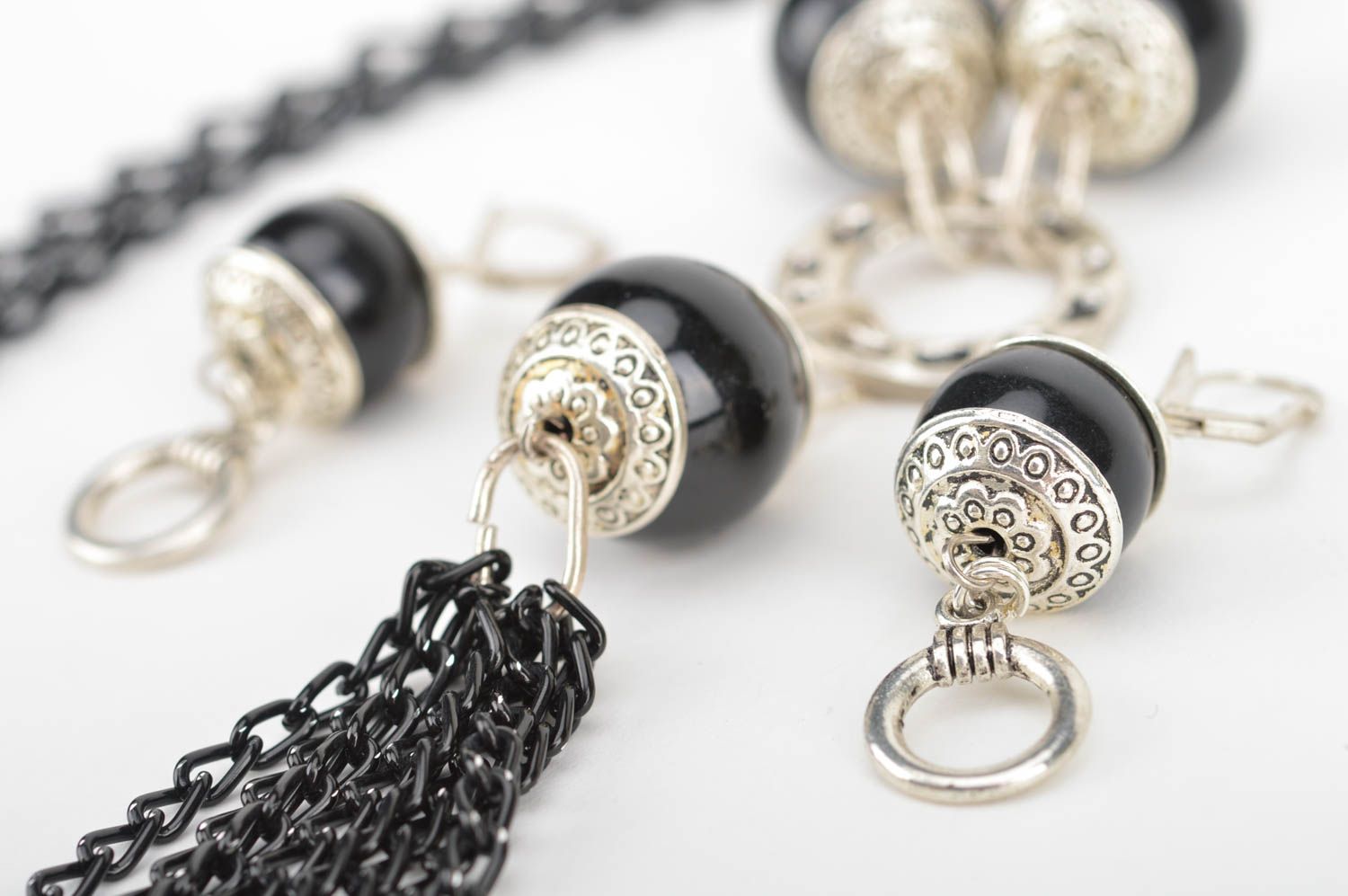 Boucles d'oreilles et collier métalliques avec perles fantaisie faits main noirs photo 4