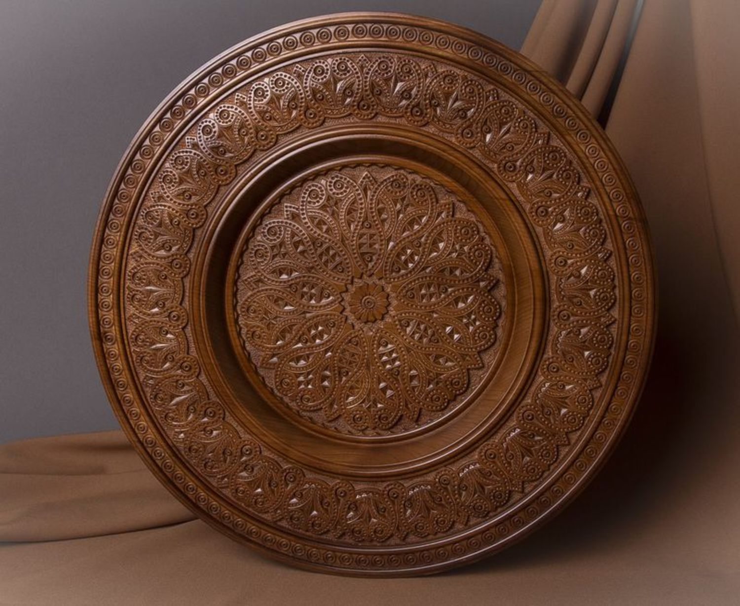 Декоративная тарелка деревянная фото 1