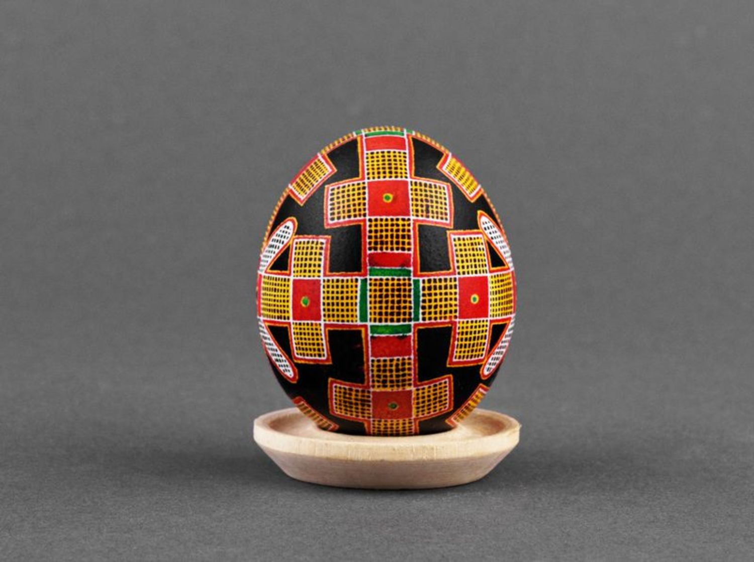 L'uovo di Pasqua dipinto a mano L'uovo decorativo fatto a mano L'uovo pasquale foto 3
