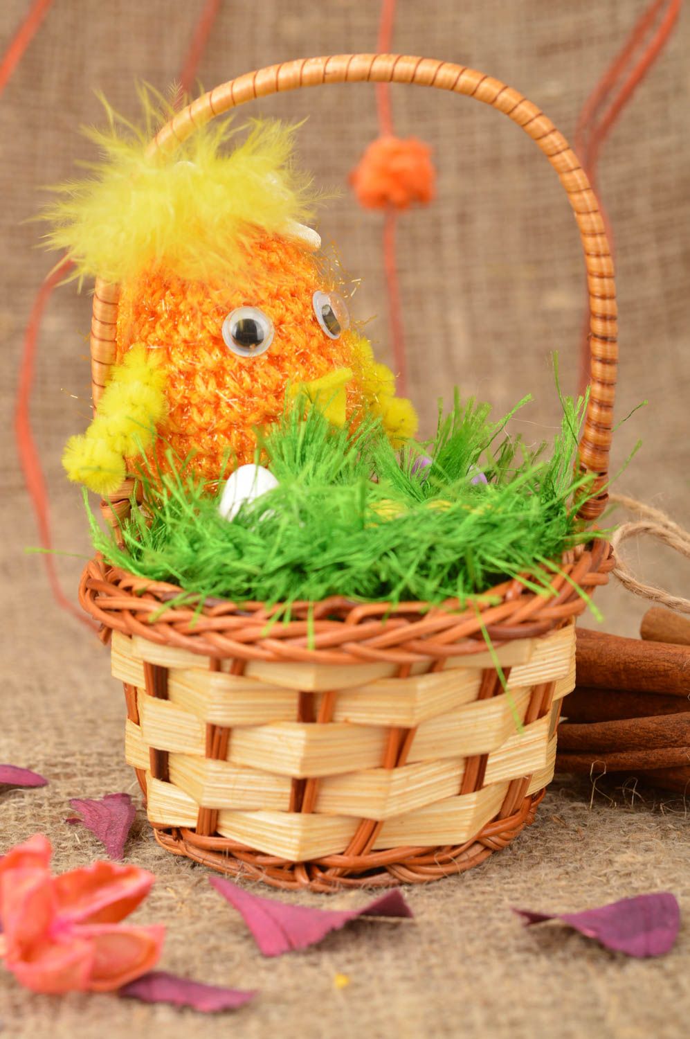 Petit jouet mou tricoté fait main dans panier Poussin décoration pour Pâques photo 1