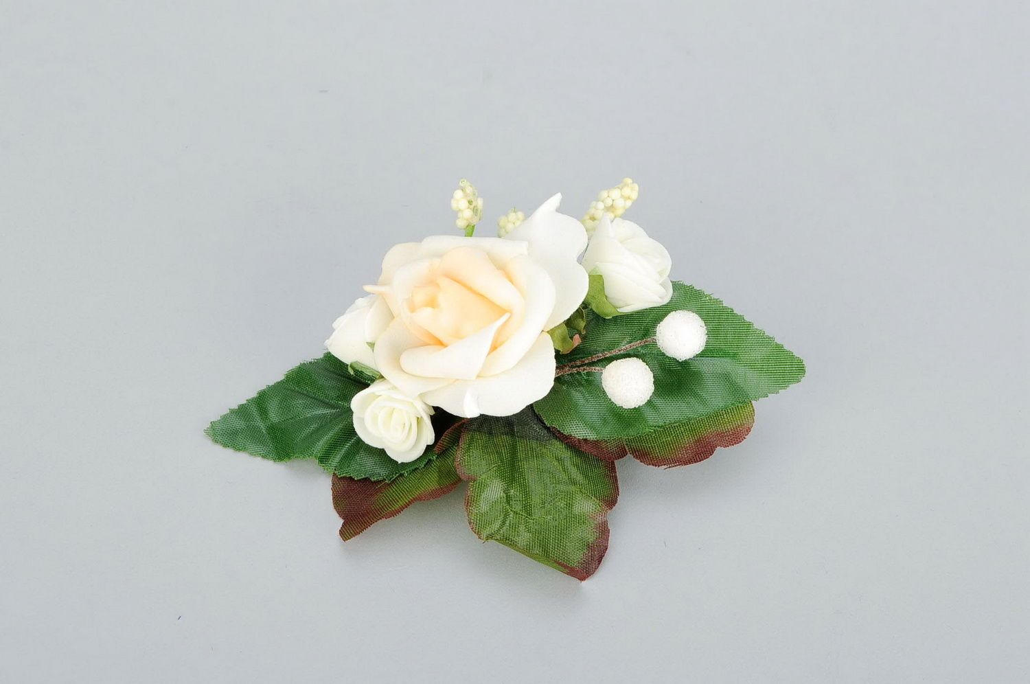 Hair clip with artificial flowers photo 3