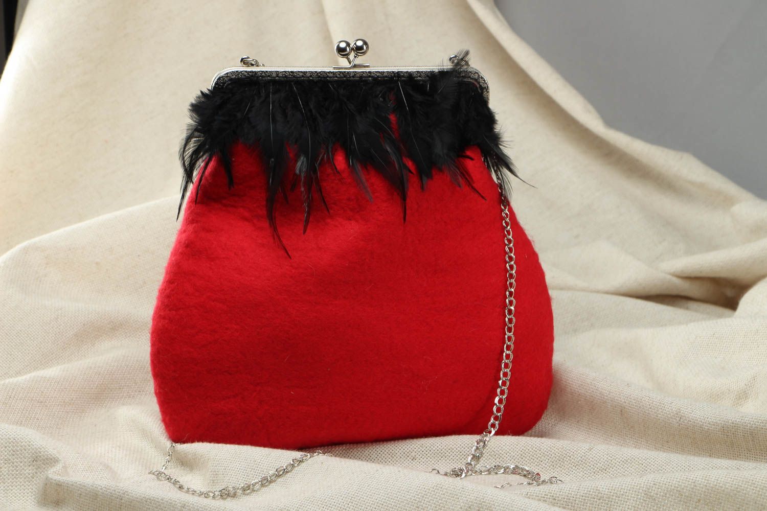 Wool shoulder bag with chain and feathers photo 1