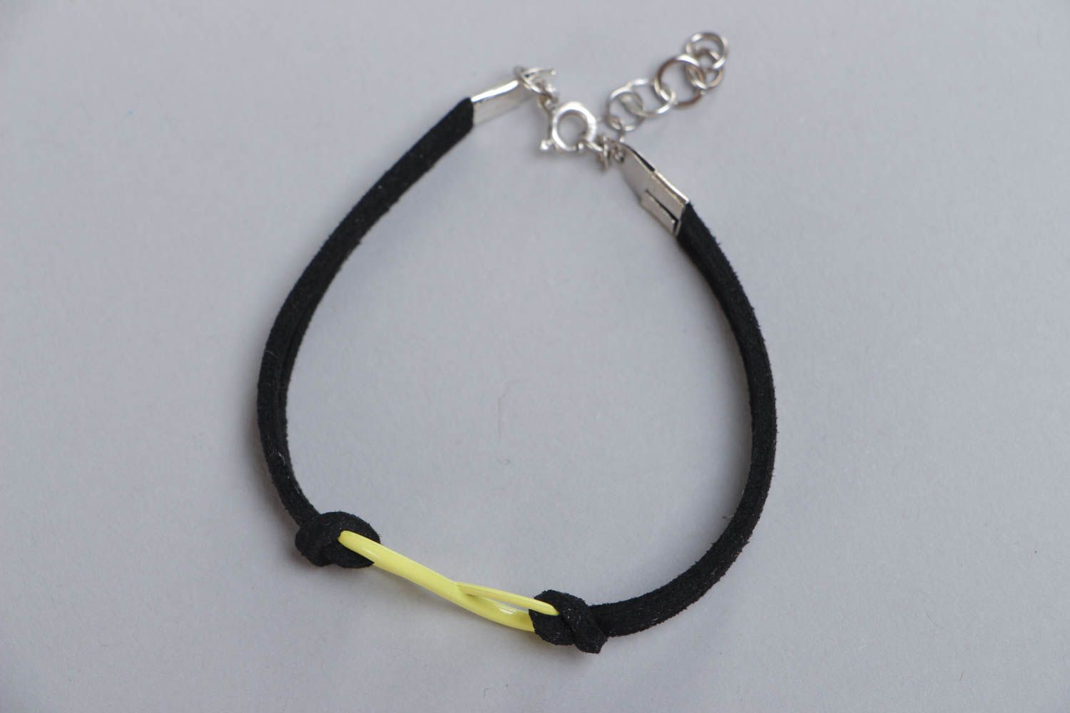 Bracelet en daim et plastique mince noir avec symbole infini fait main original photo 2
