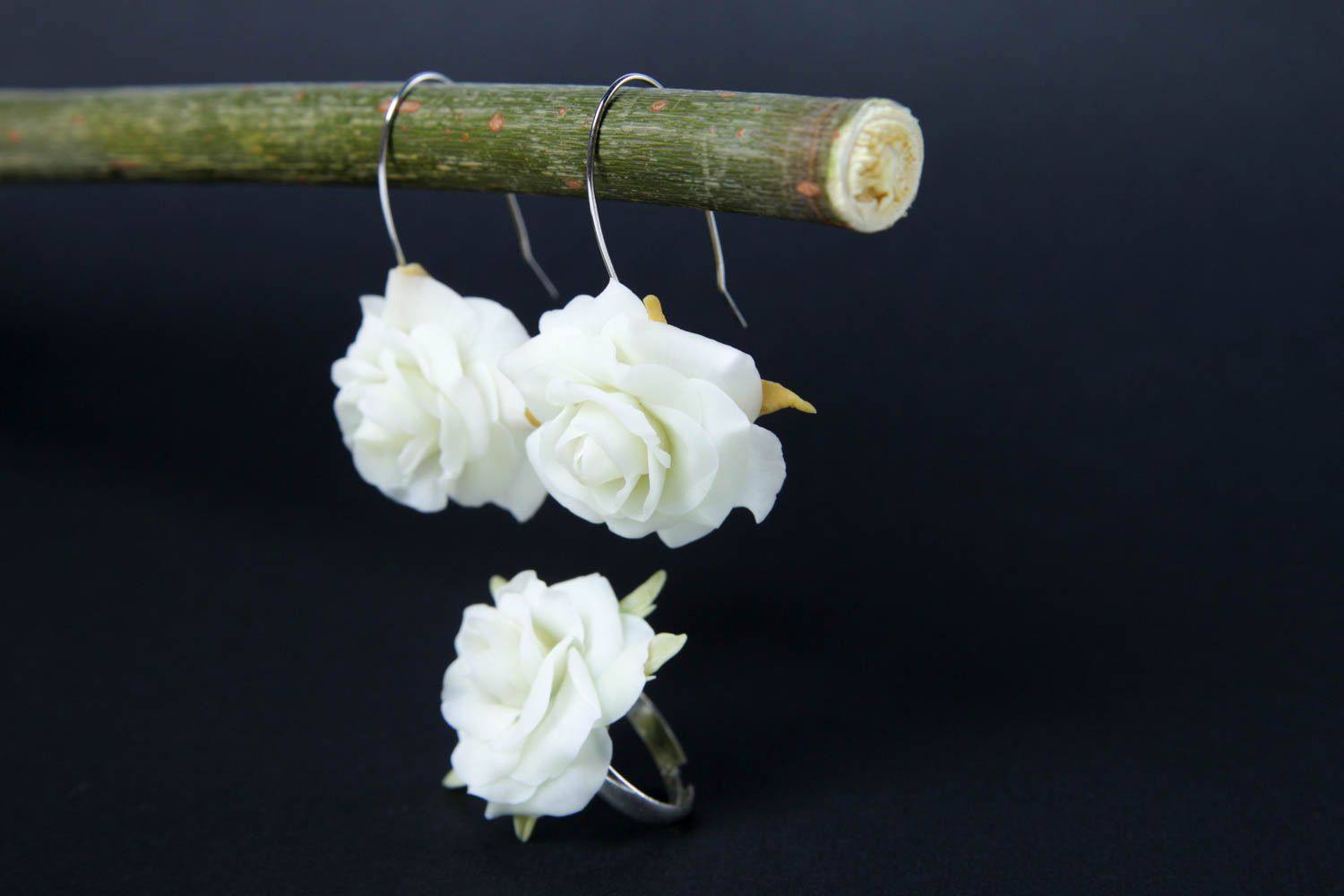 Handmade Damen Schmuck Set Blumen Ring und Schmuck Ohrhänger aus Polymerton weiß foto 2