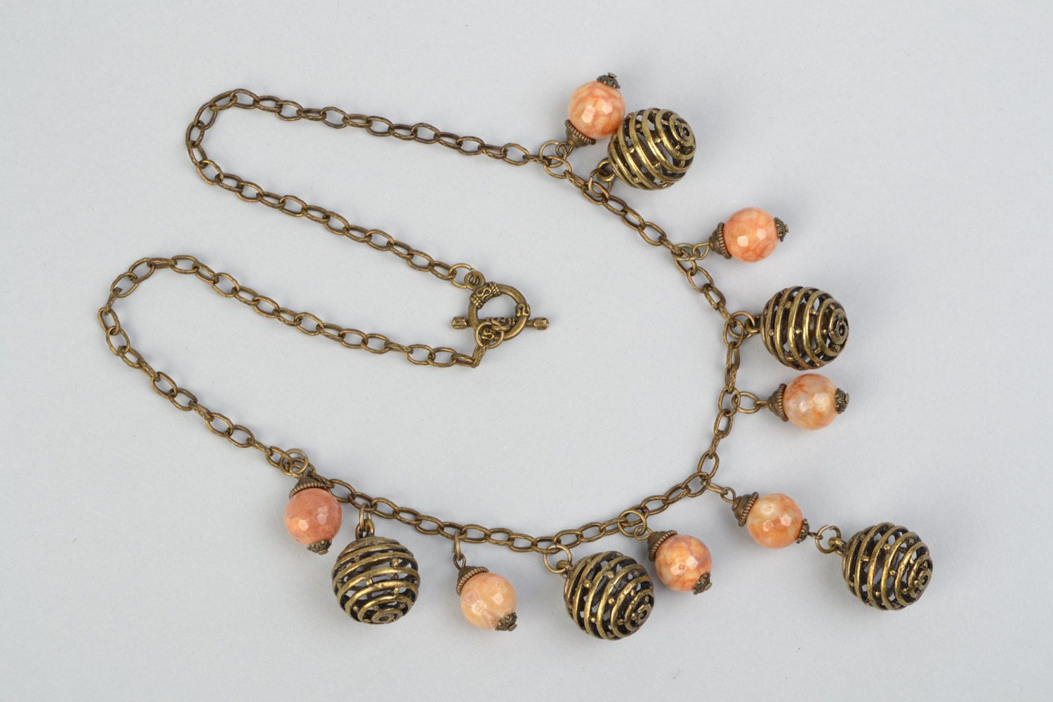 Künstlerische handgemachte Halskette mit Achat und bronzefarbigen Metallperlen foto 2