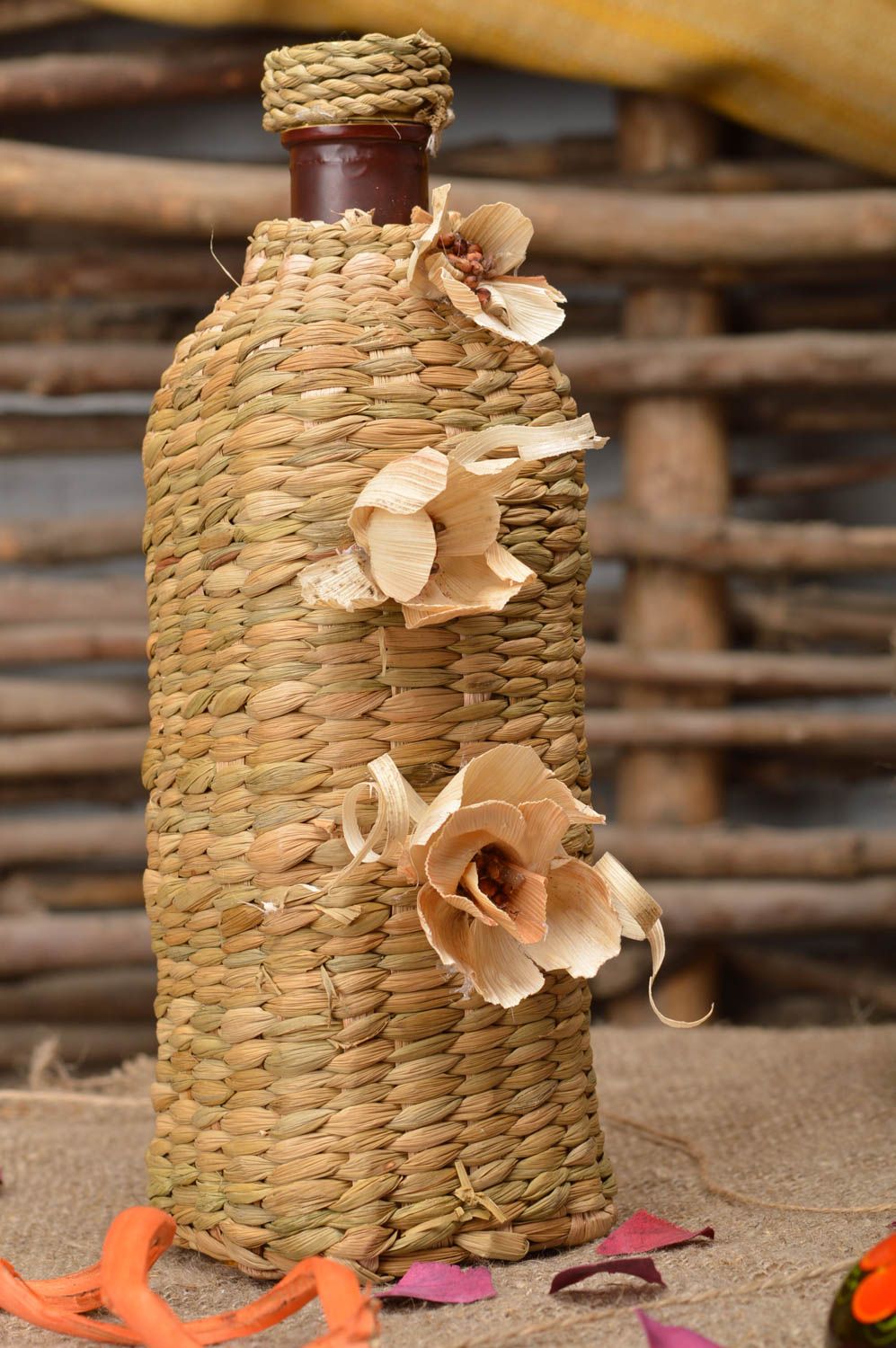 Стеклянная бутылка оплетеная кукурузными листьями с цветами для декора дома фото 1