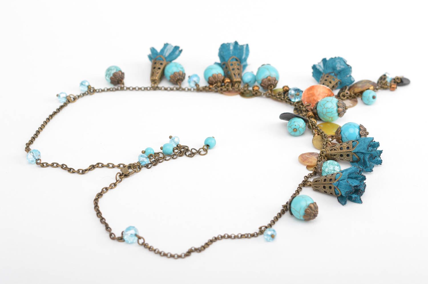Ожерелье с бирюзой тканевыми цветами и стеклярусом ручной работы оригинальное фото 4