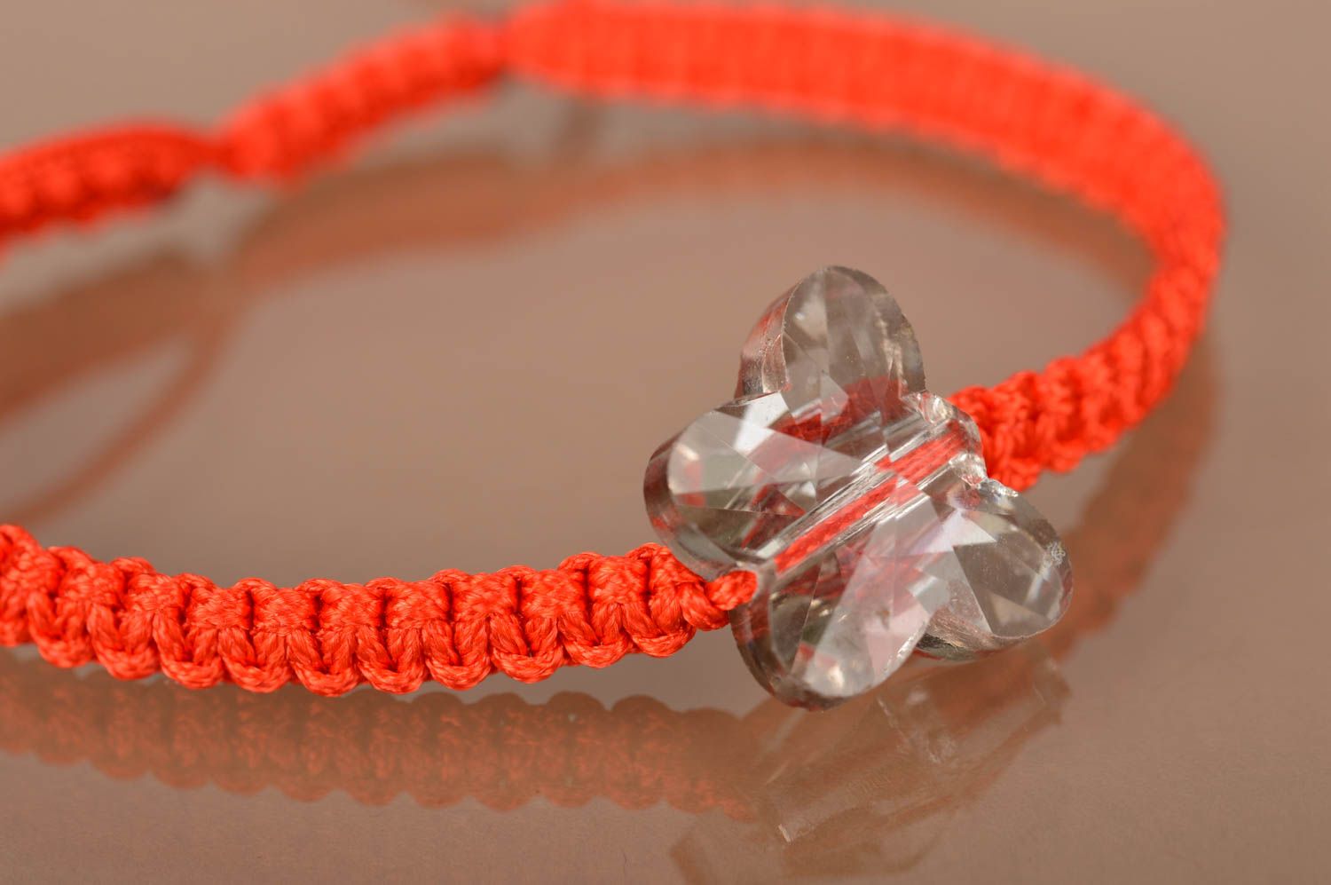 Тонкий плетеный браслет из вощеного шнура с бусиной в виде бабочки ручная работа фото 3