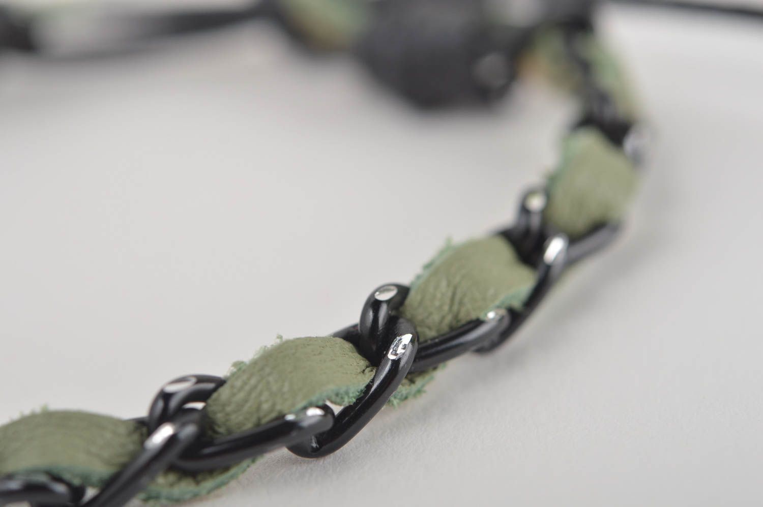 Handmade Leder Armband Designer Schmuck Accessoire für Frauen grün mit Kette foto 4