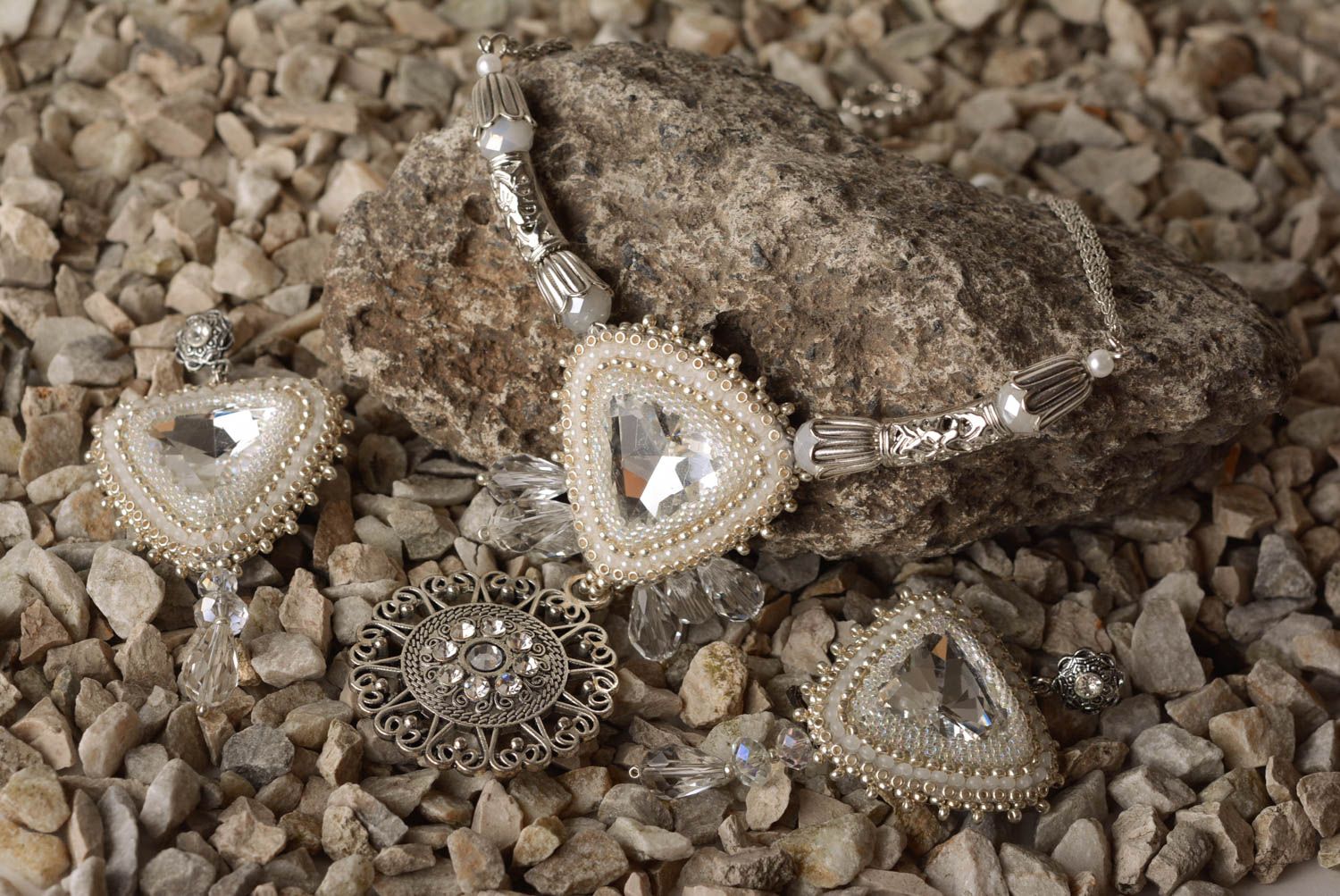 Modisches schönes Schmuck Set aus Glasperlen Ohrringe und Collier Handarbeit foto 1