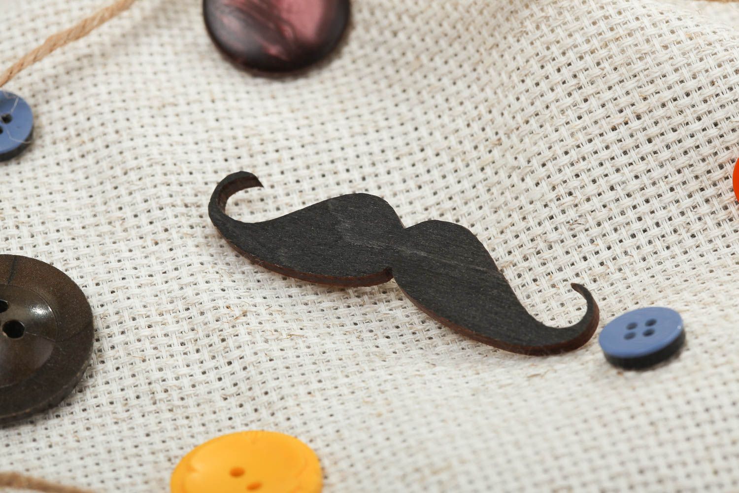 Broche artesanal de chapa de madera pintado con acrílicos con forma de bigotes  foto 1