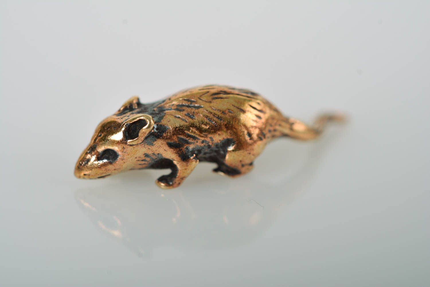 Кошелечная мышь ручной работы статуэтка из бронзы талисман на богатство фото 1
