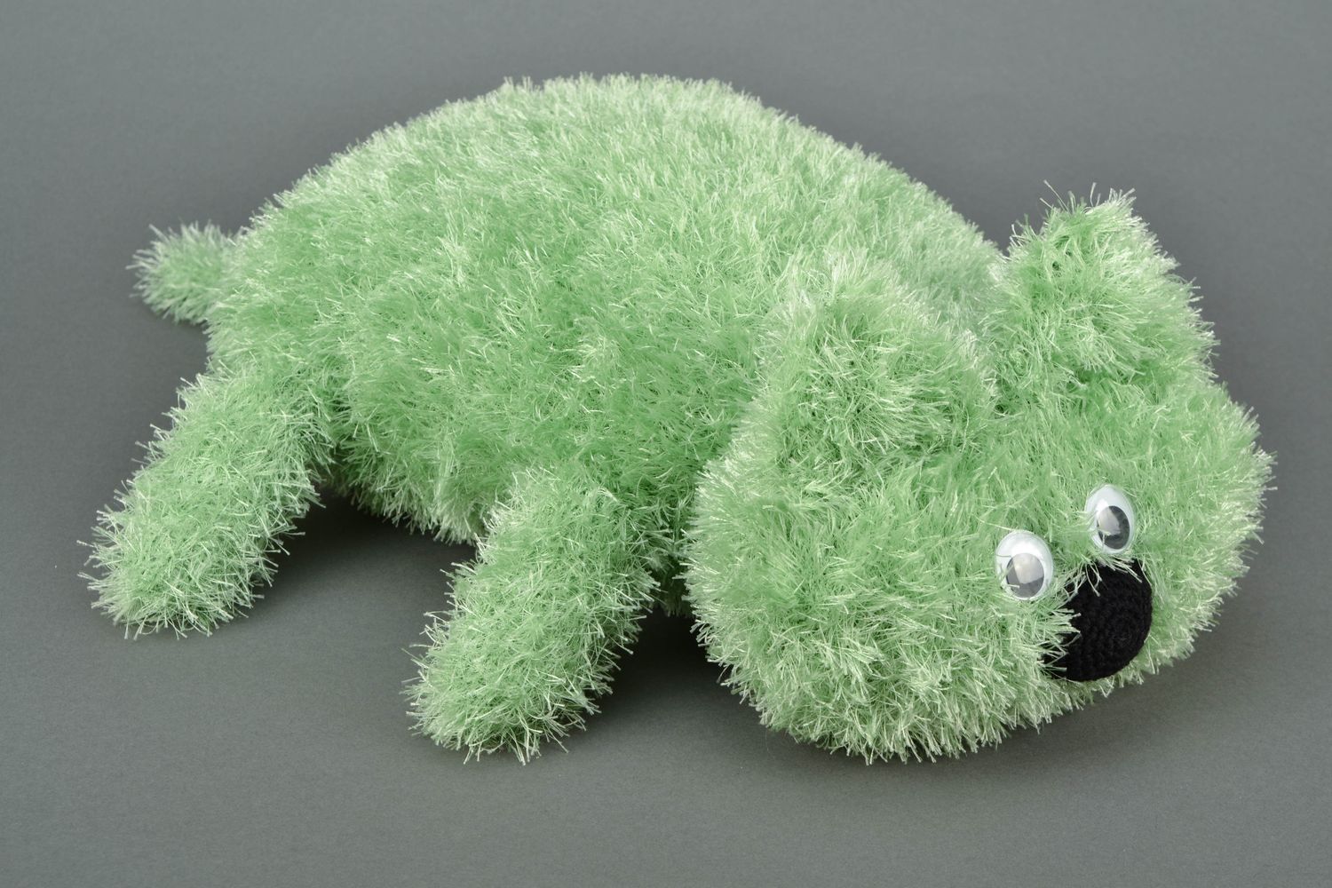 Вязаная игрушка-подушка кот зеленого цвета фото 1