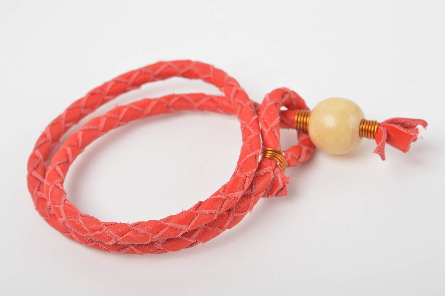 Bracelet cuir naturel Bijoux fait main rouge design casual Accessoire femme photo 2