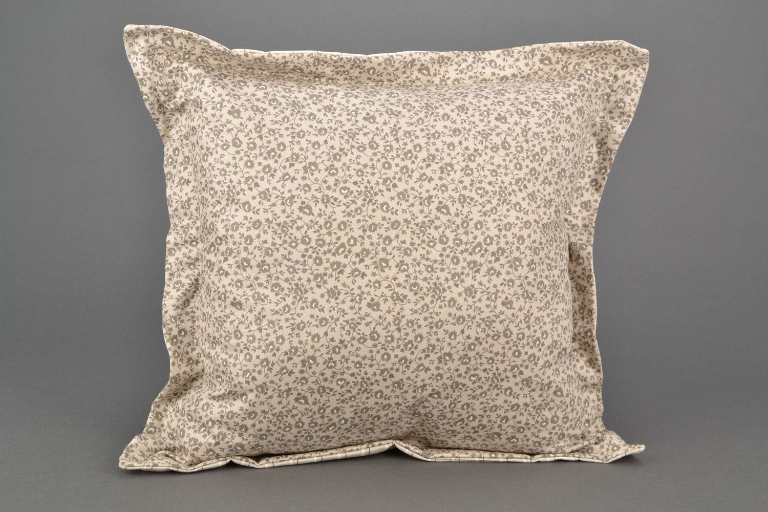 Диванная подушка мягкая ручной работы со съемным чехлом на молнии Цветы фото 2
