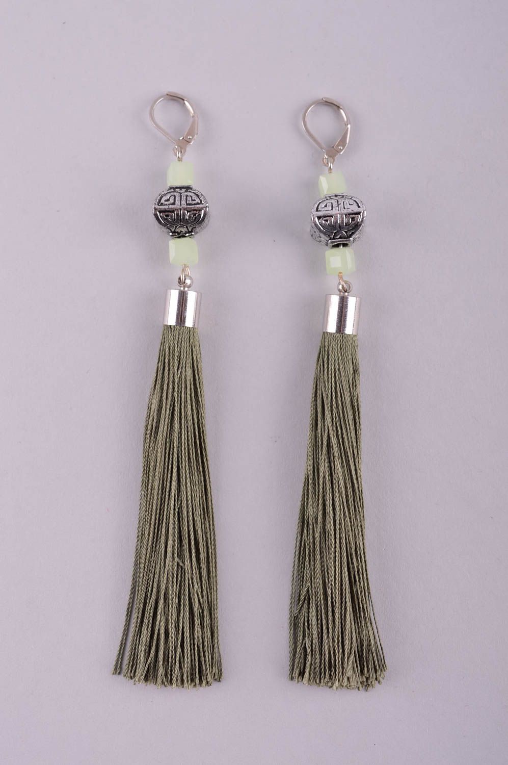 Украшение ручной работы длинные серьги черные плетеные серьги с бусинами фото 3