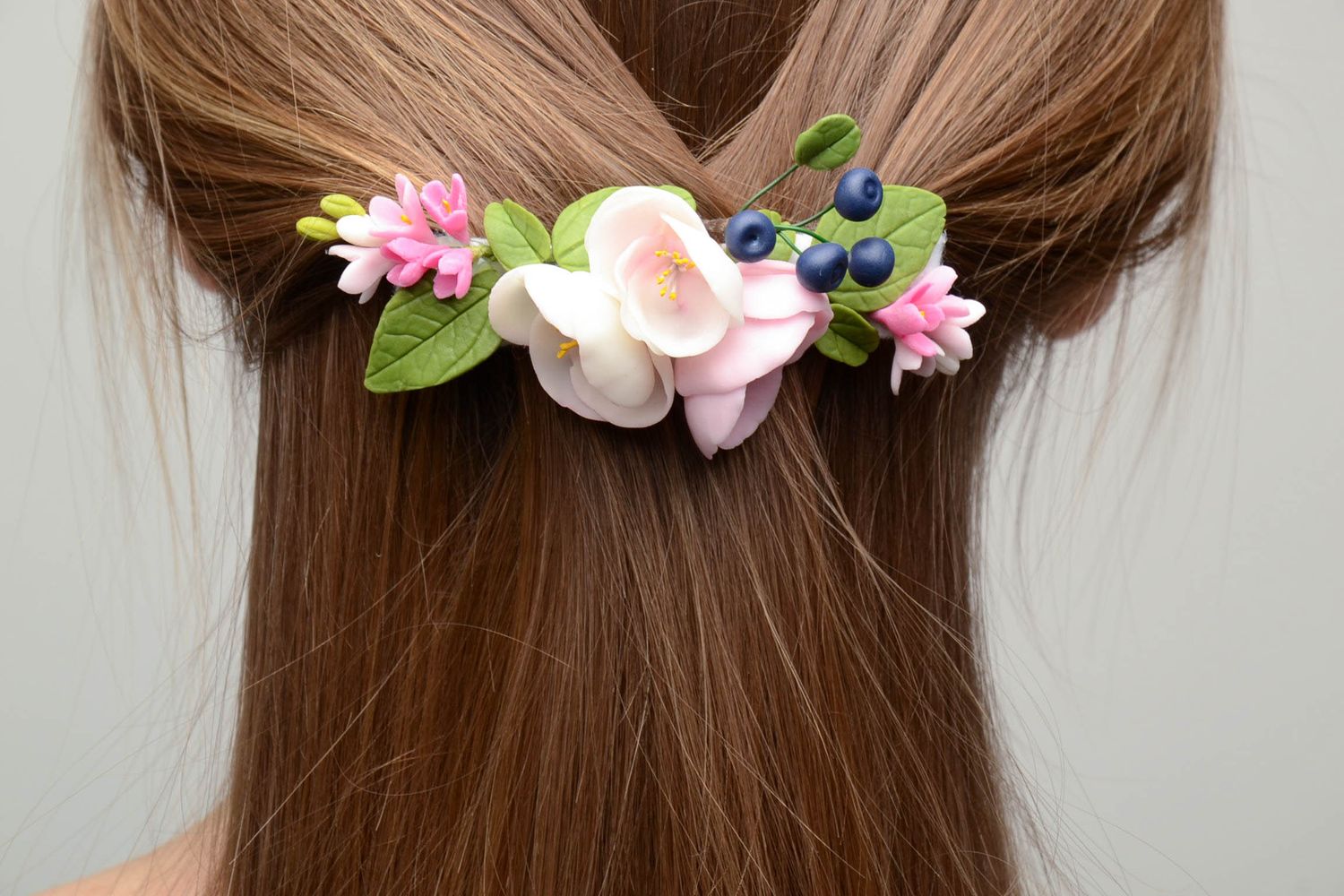 Barrette à cheveux avec fleurs et baies en pâte polymère photo 5