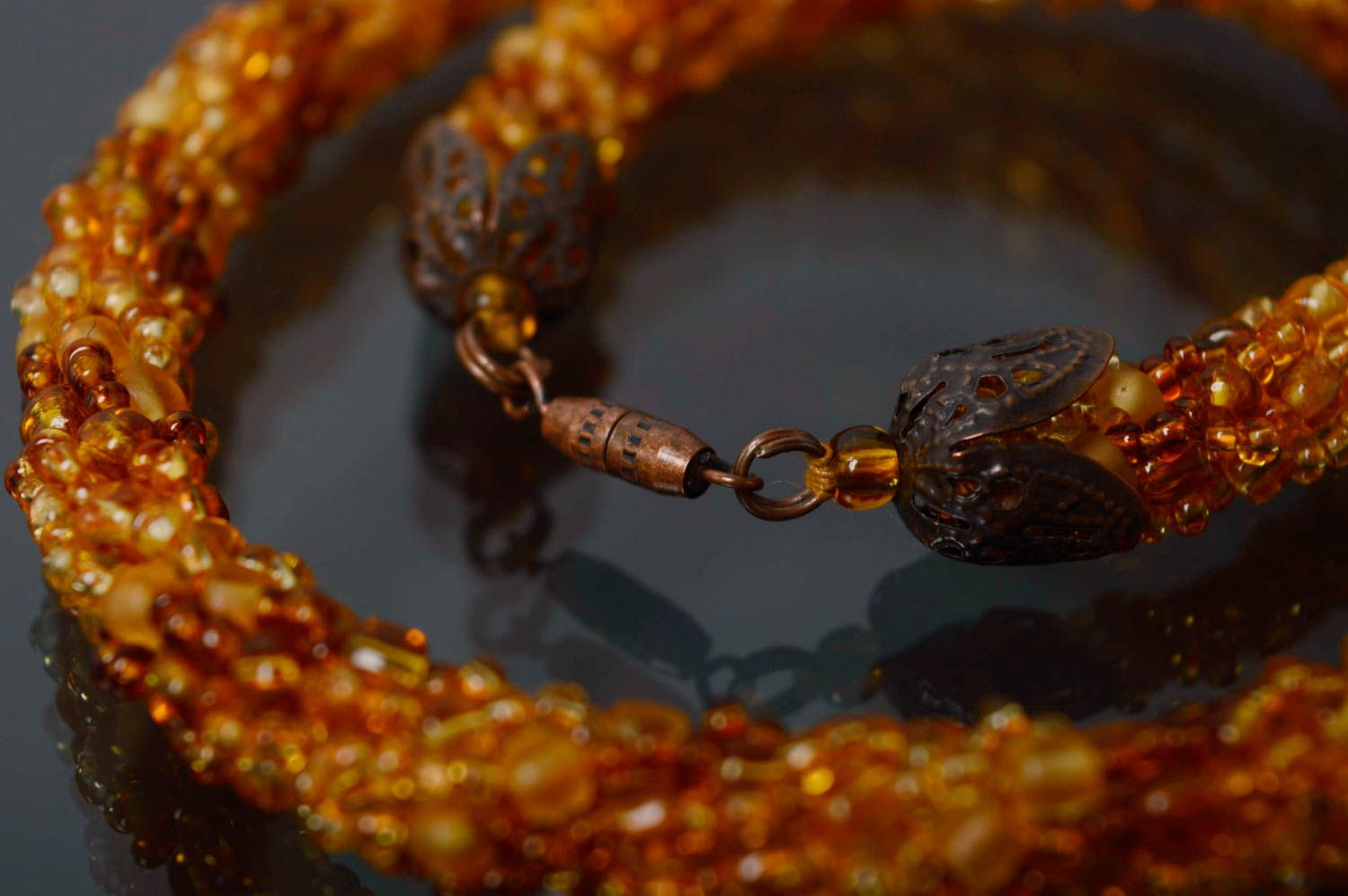 Collier crocheté en perles de rocailles ambrées photo 4
