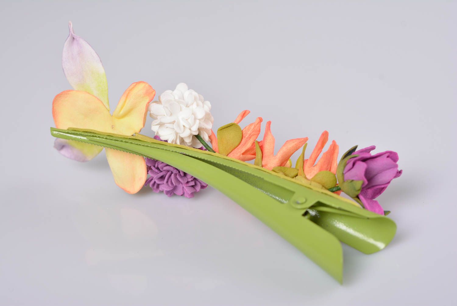 Buntfarbige schöne handgemachte Haarspange aus Foamiran mit Blumen für Frauen foto 3