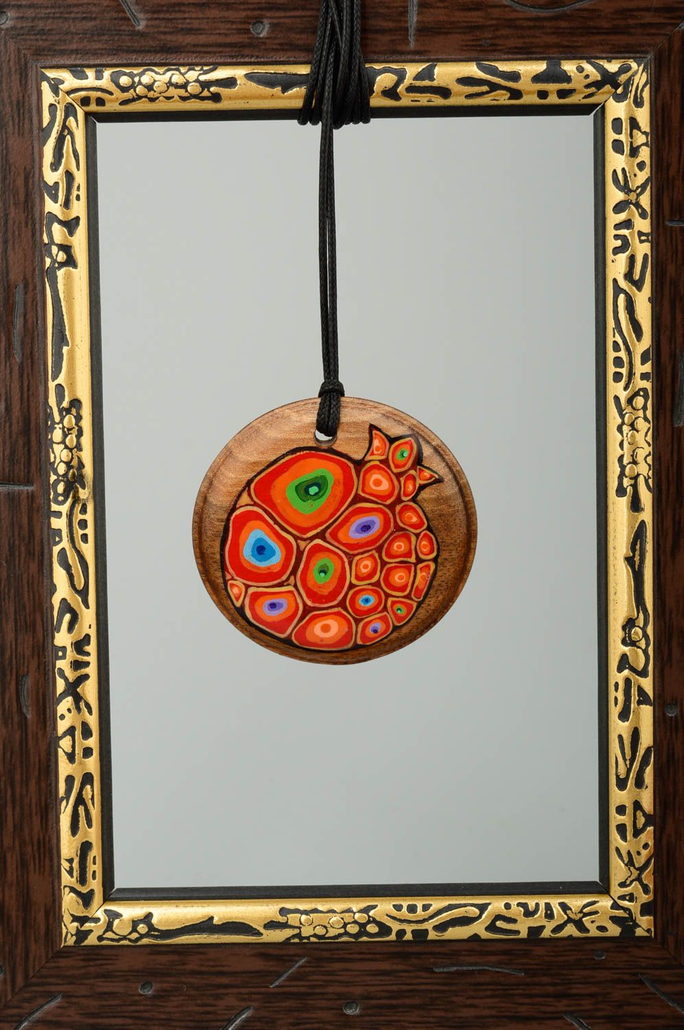 Аксессуар из дерева кулон ручной работы с росписью на шнурке украшение на шею фото 1