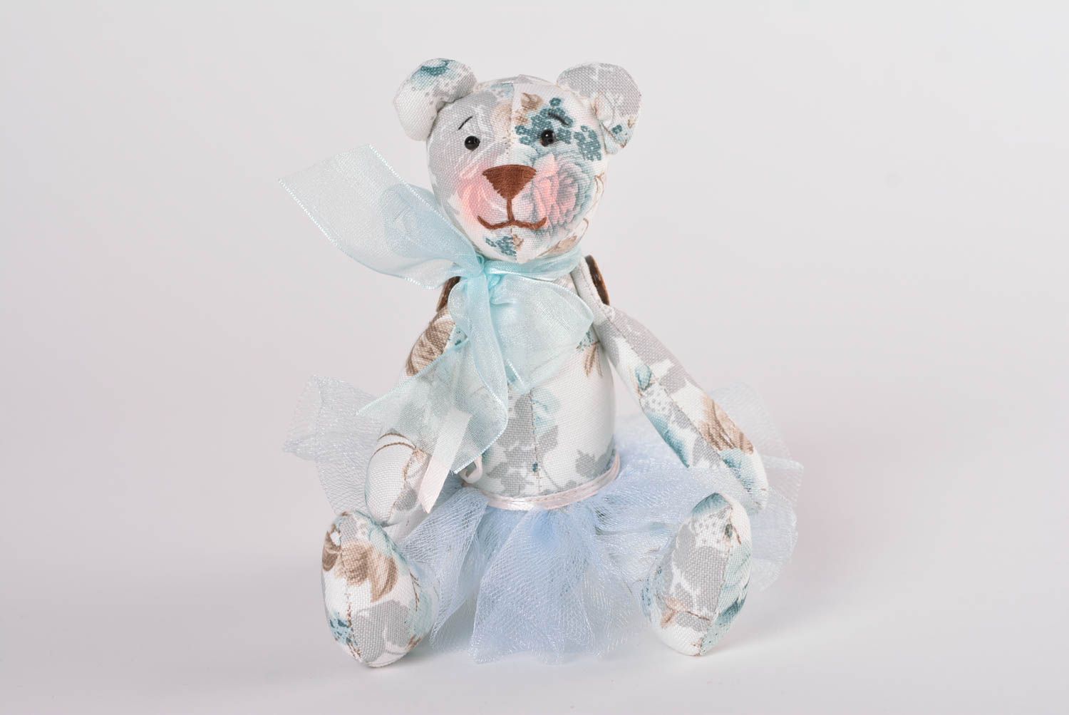 Süßes Kuscheltier Bär im Rock handmade Stoff Spielzeug Geschenk für Kinder foto 3