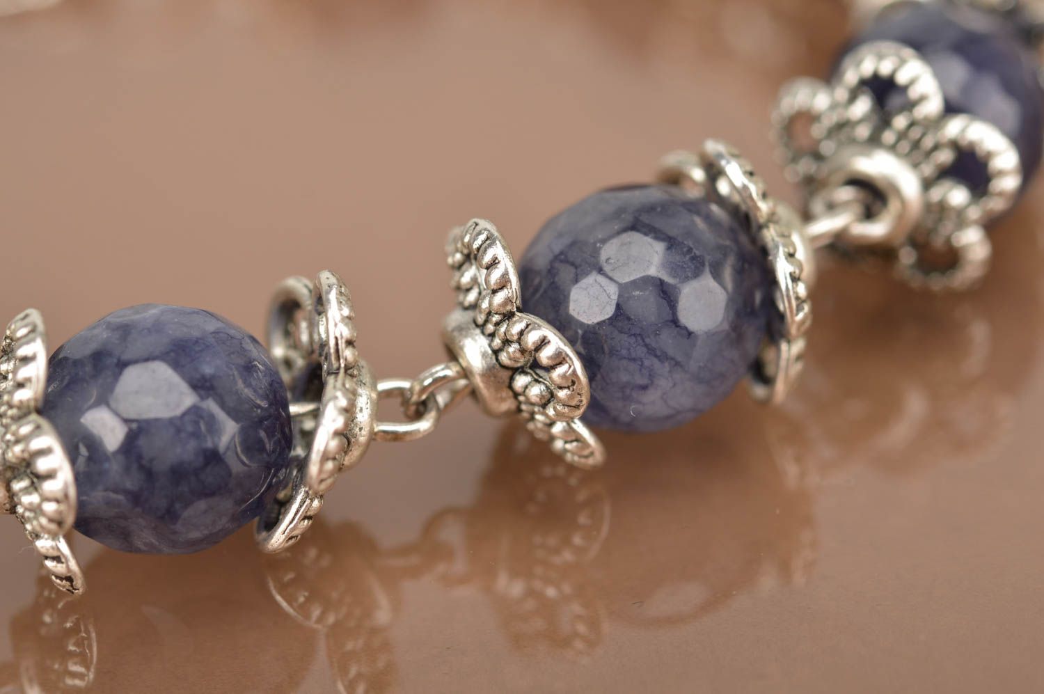 Schönes elegantes violettes Armband mit Glasperlen handmade für Damen Tropfen foto 3