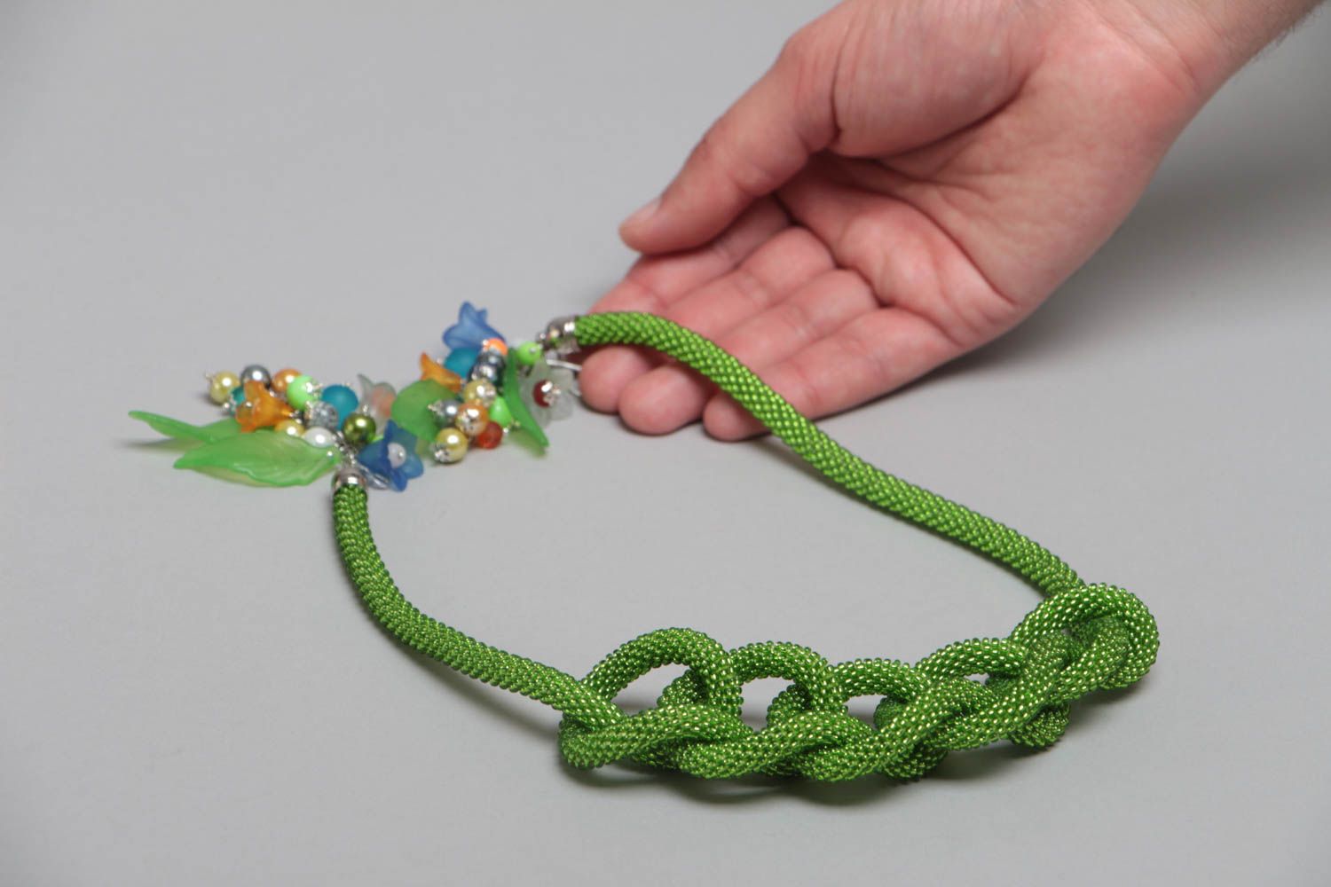 Handmade long stylish green beaded cord lariat necklace with floral charms photo 5