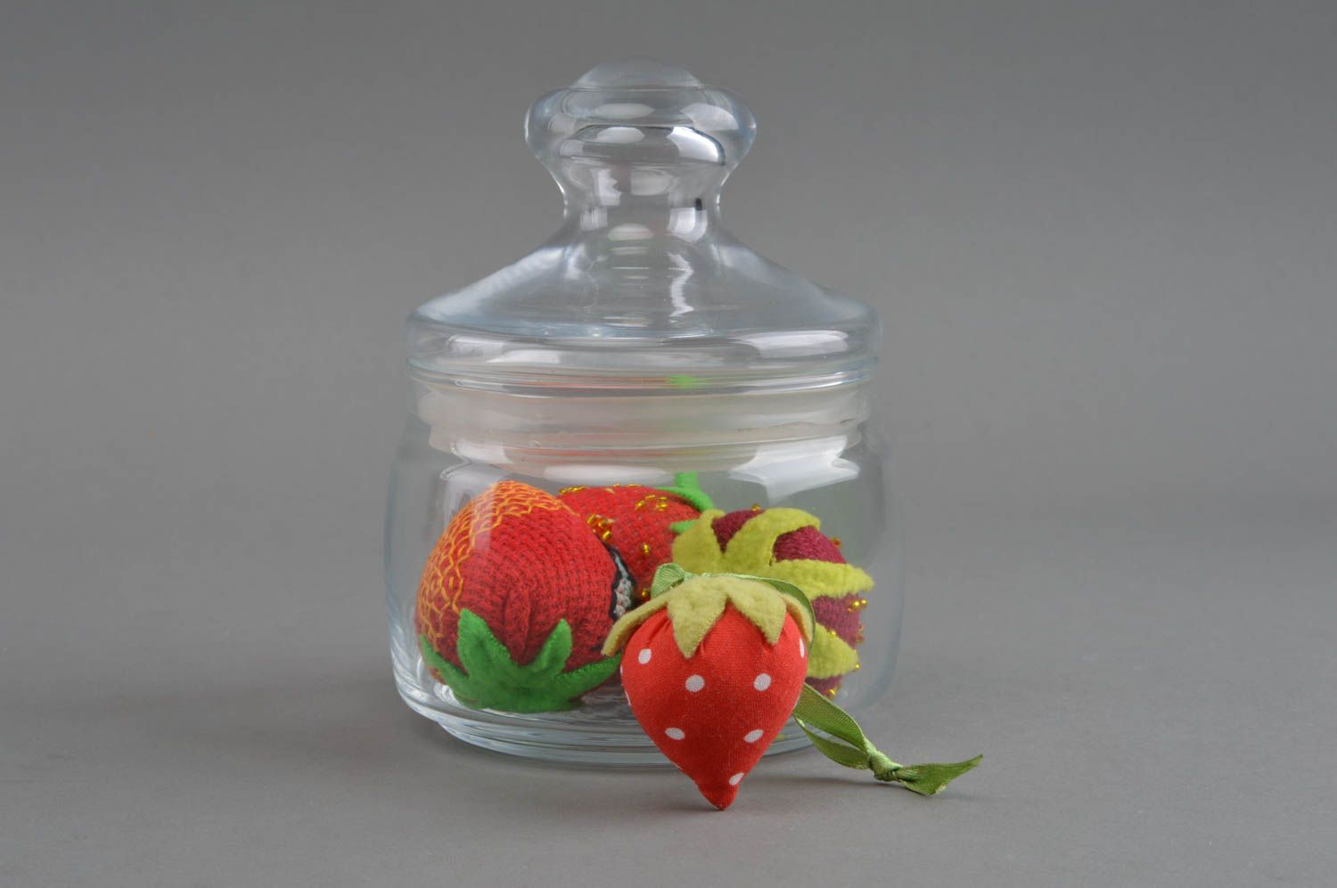 Handgemachter Deko Anhänger aus Stoff in Form von Erdbeere für Haus Interieur foto 1