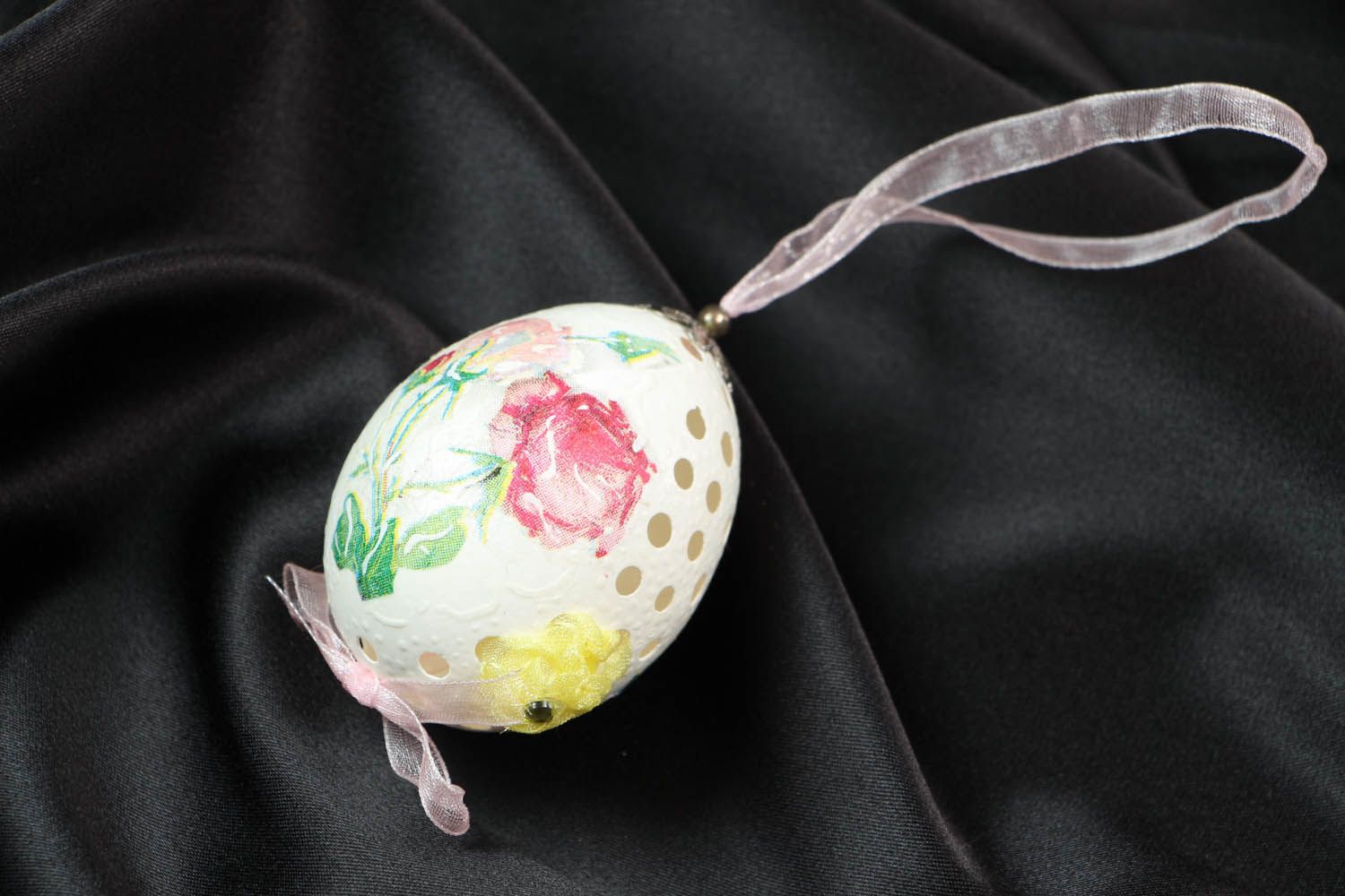 Pingente de Páscoa de casca de ovo decorado com esculturas artísticas na técnica de decoupage foto 5