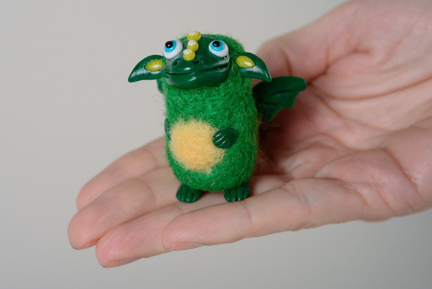 Handmade Spielzeug Drache in Grün aus Wolle gewalkt und Polymerton lustig foto 6