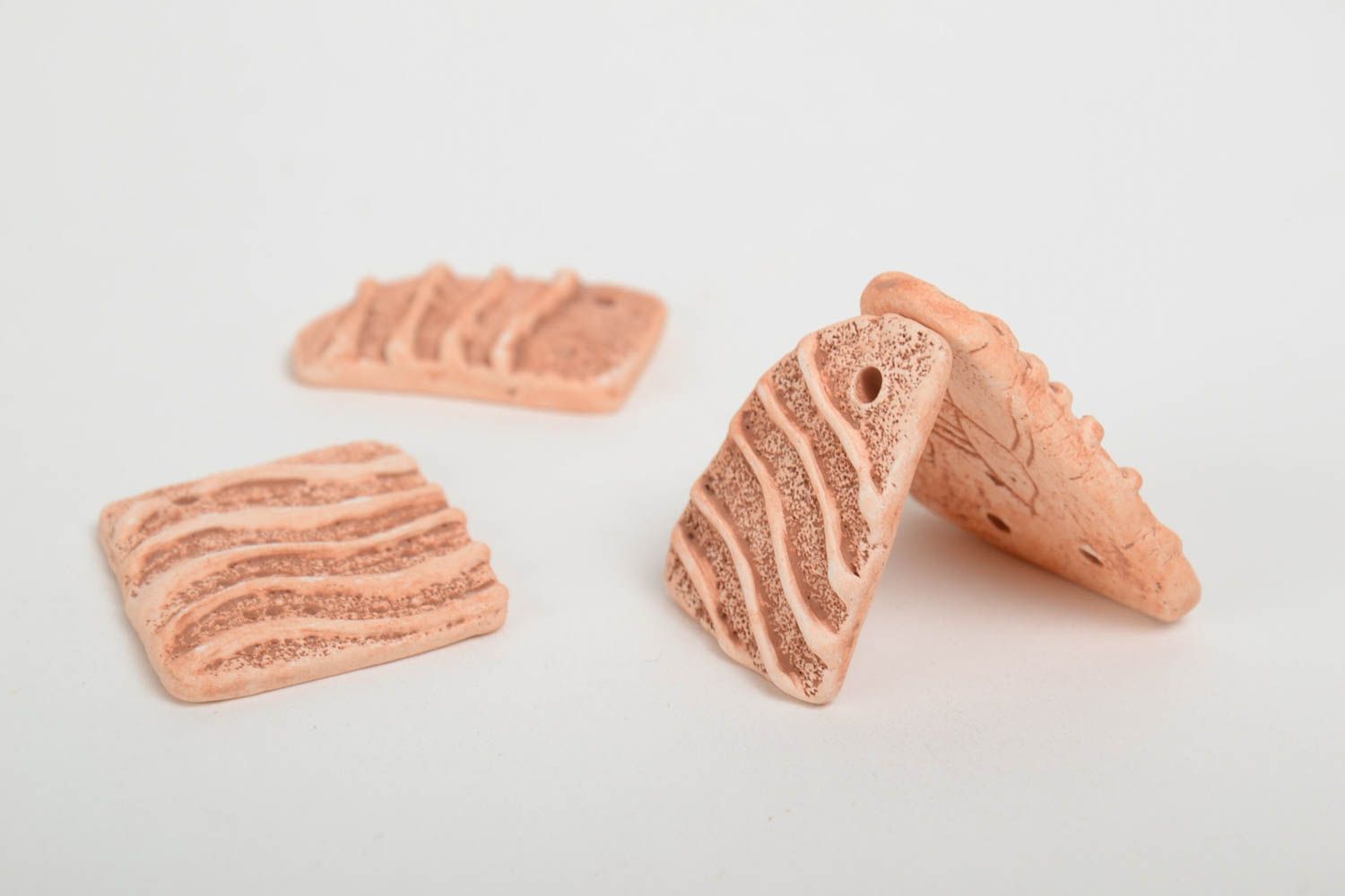 Заготовки для бижутерии кулоны набор 4 шт необычные  формы из глины хэнд мейд фото 3