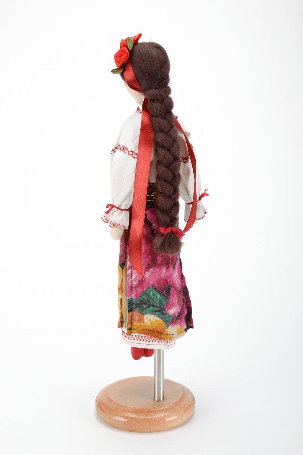 Ethnische Puppe mit Ständer Ukrainerin mit Haarreif aus Rosen foto 3