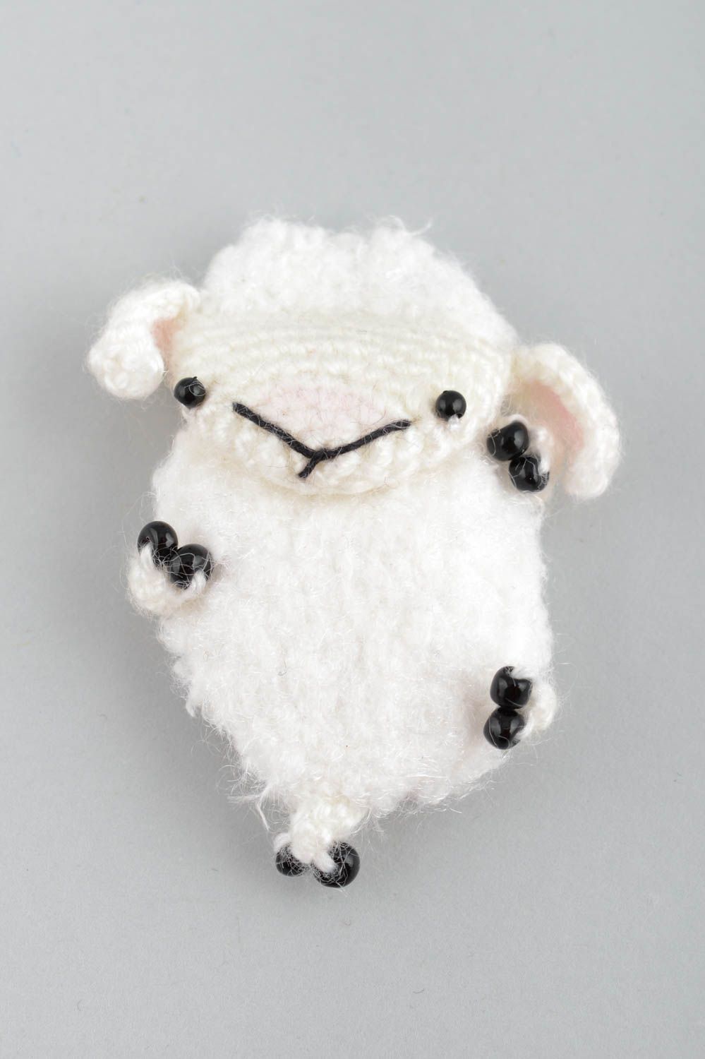 Мягкая вязаная игрушка магнит в виде овечки белая амигуруми маленькая хэнд мейд фото 2
