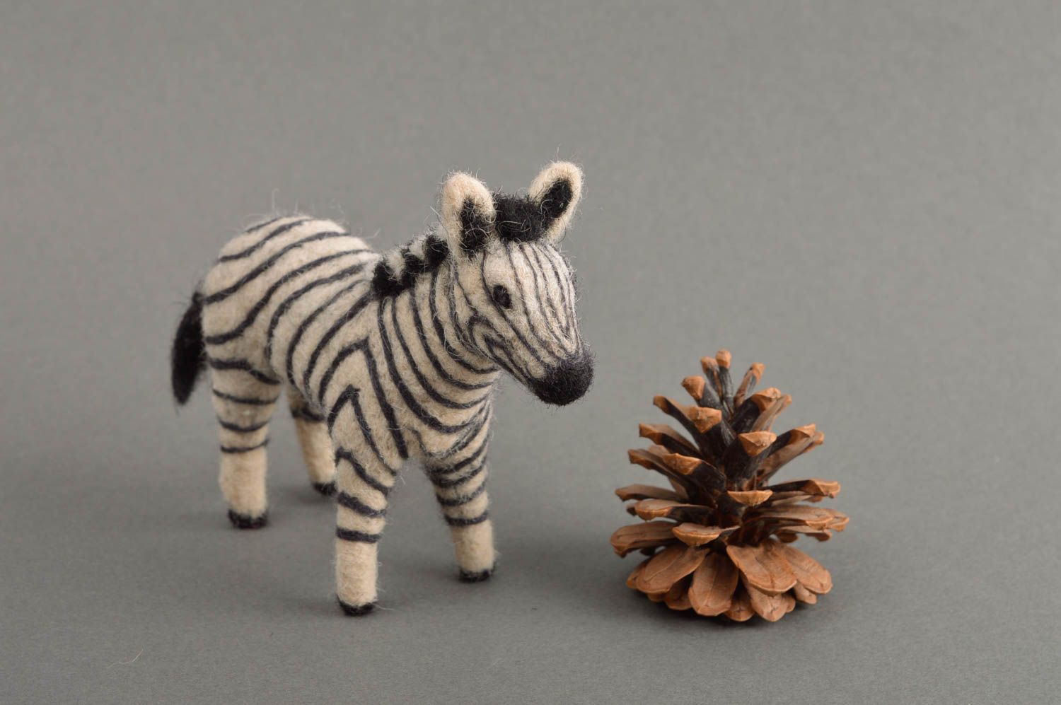 Niedliches Kuscheltier Zebra handmade Spielzeug aus Wolle Geschenk für Kinder foto 1