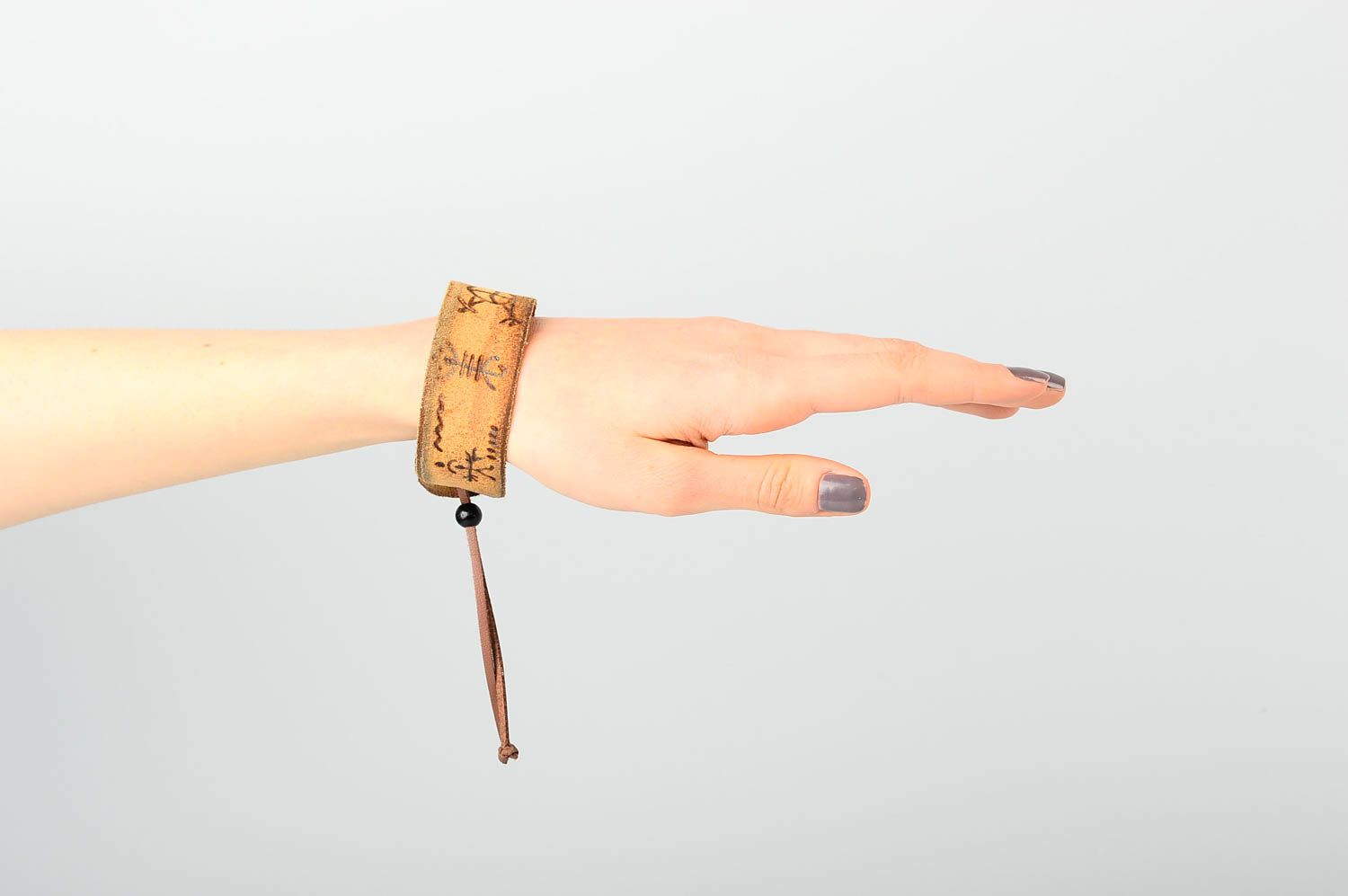 Кожаный браслет хэнд мэйд широкий светлый браслет на руку украшение из кожи фото 1
