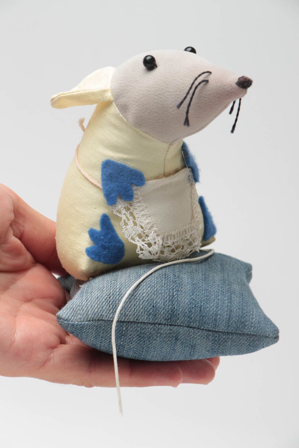 Juguete de tela artesanal decorativo cosido a mano con forma de rata en almohada foto 5