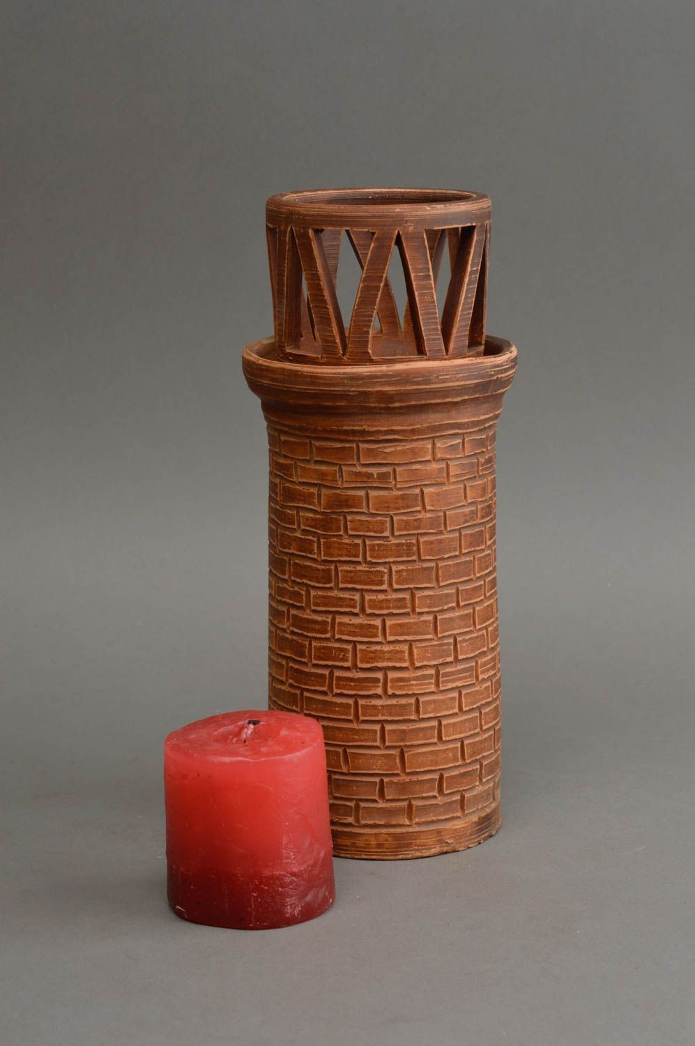 Candelero de arcilla para una vela hecho a mano alto con forma de torre foto 1
