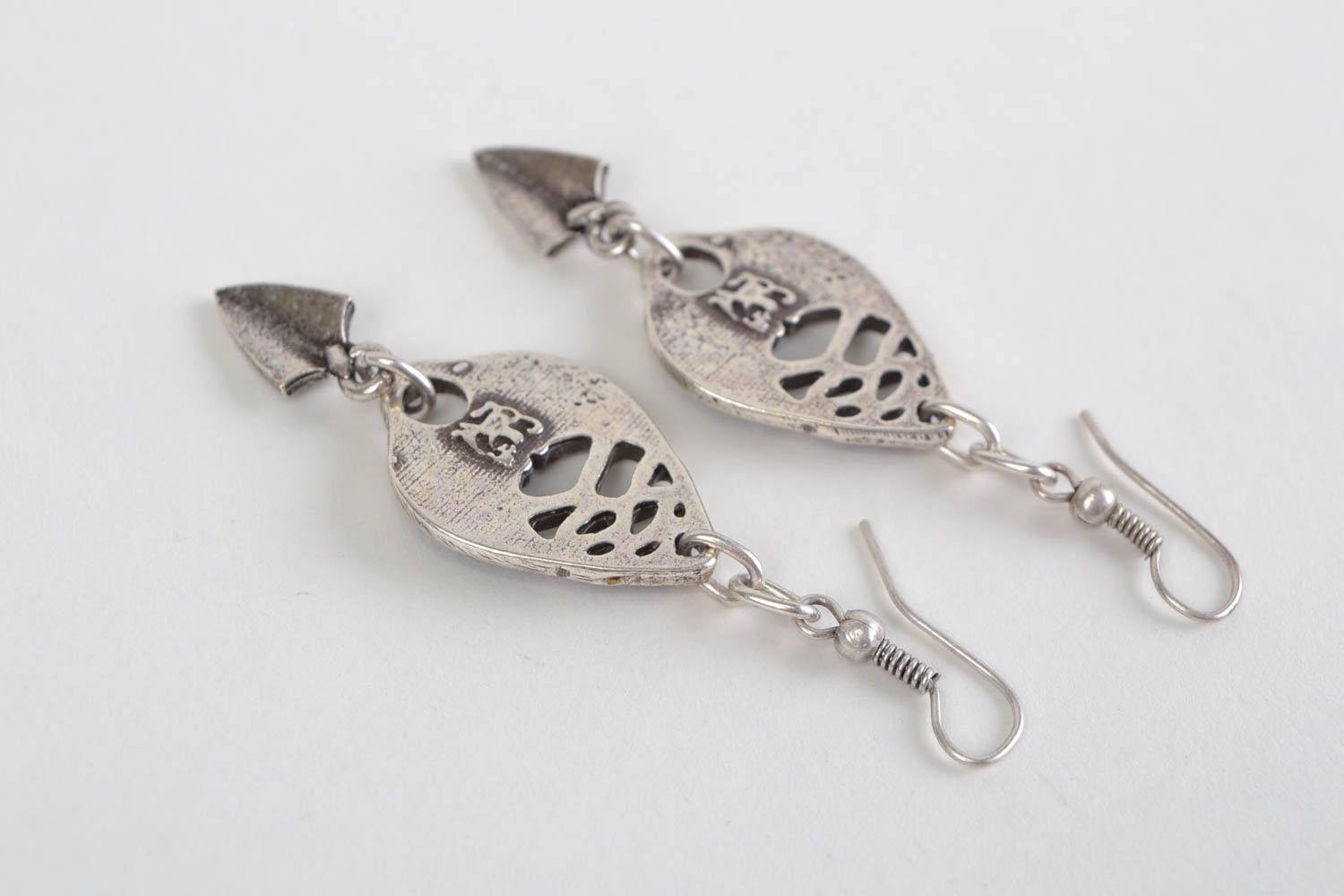 Handmade schöne ungewöhnliche Metall Ohrringe originell mit Muster für Frauen foto 5