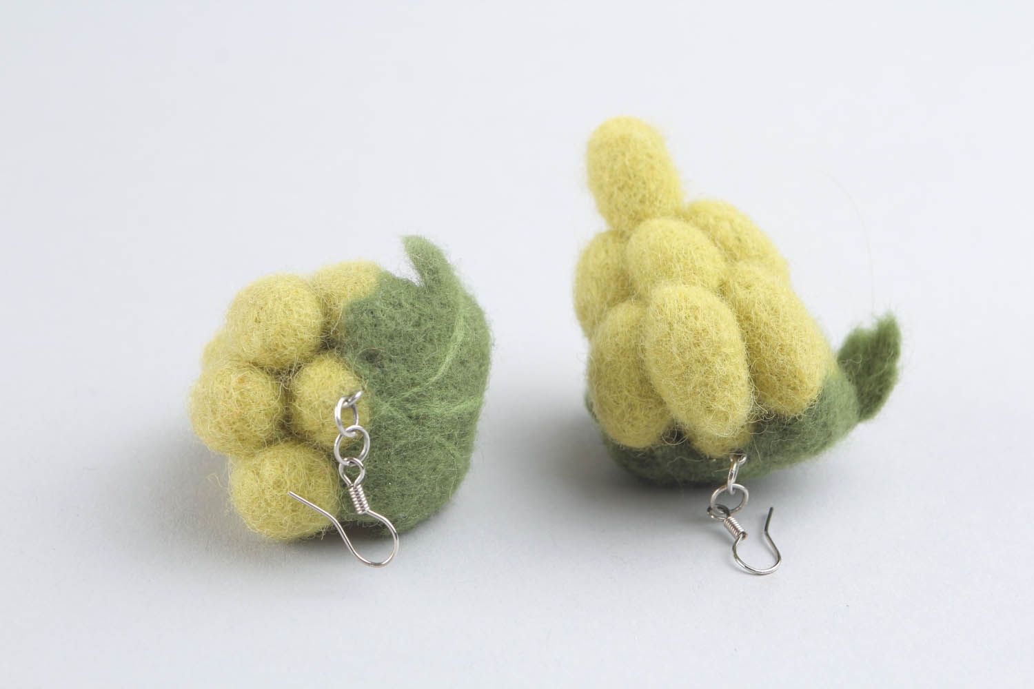 Grandes brincos de lã  na técnica de feltragem seca na forma de cachos de uvas foto 3