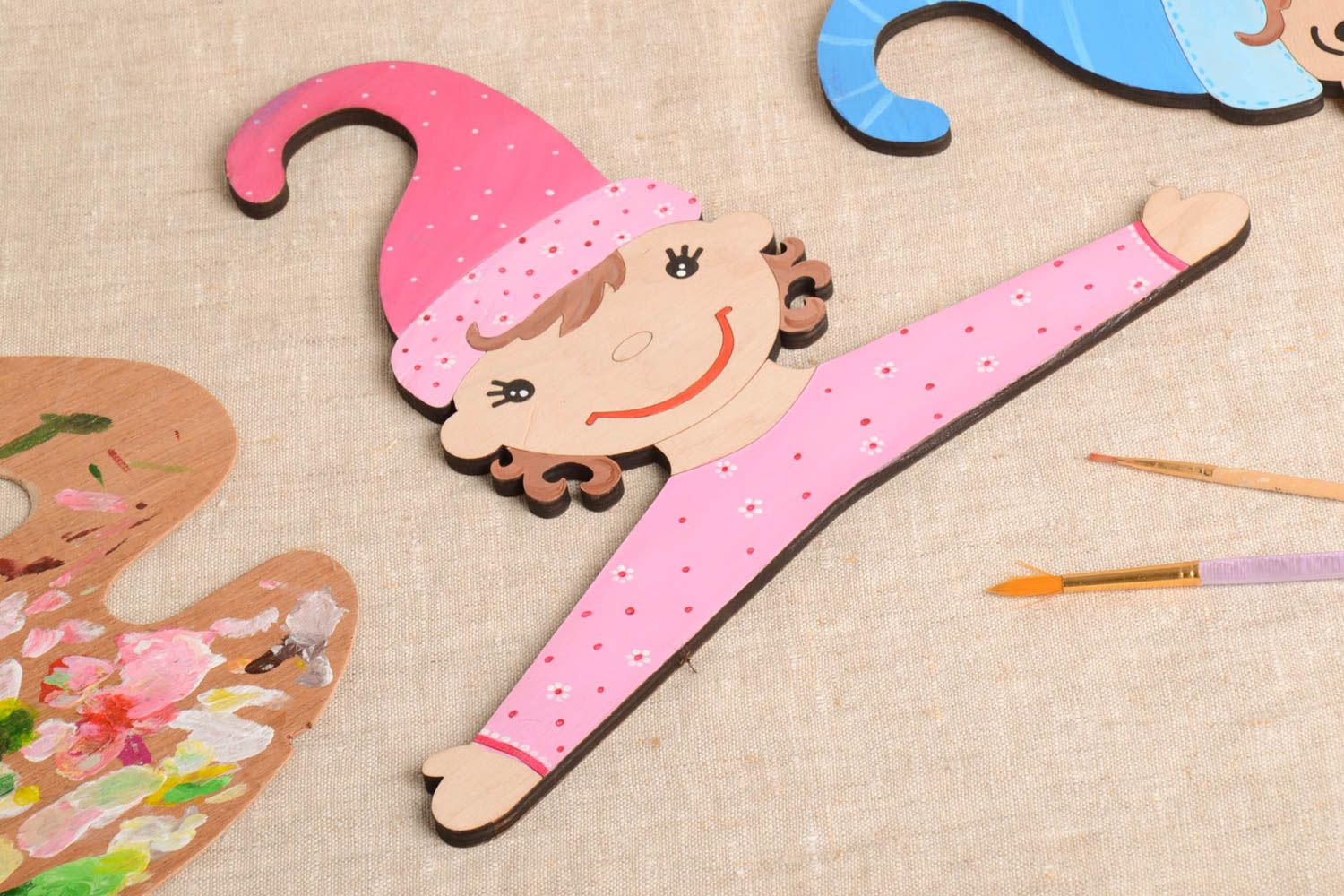 Percha infantil artesanal accesorio para niño regalo original con forma de niña foto 1
