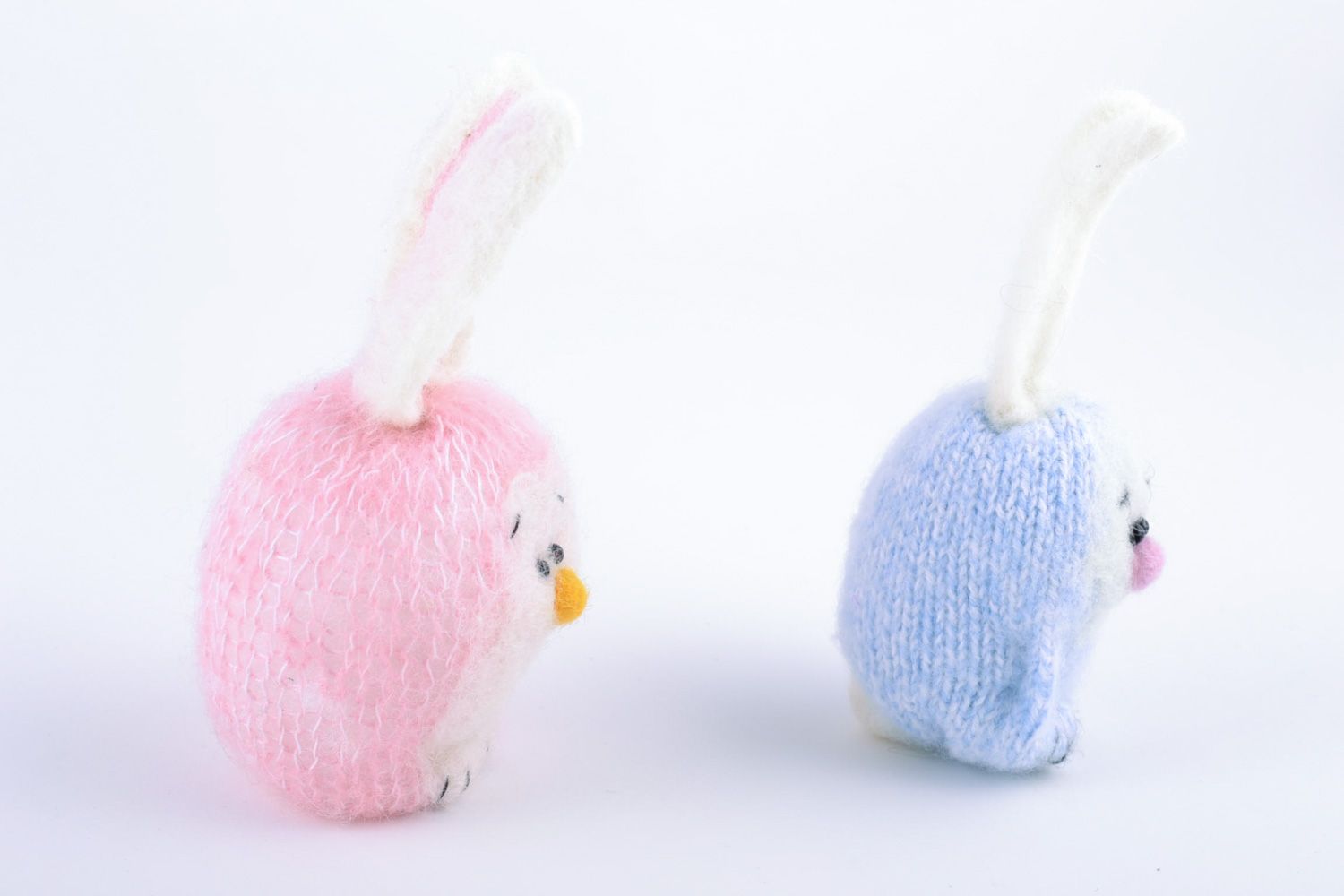 Handgemachtes Hasen Set aus Wolle in Rosa und Blau in Trockenfilzen Technik 2 Stück foto 2