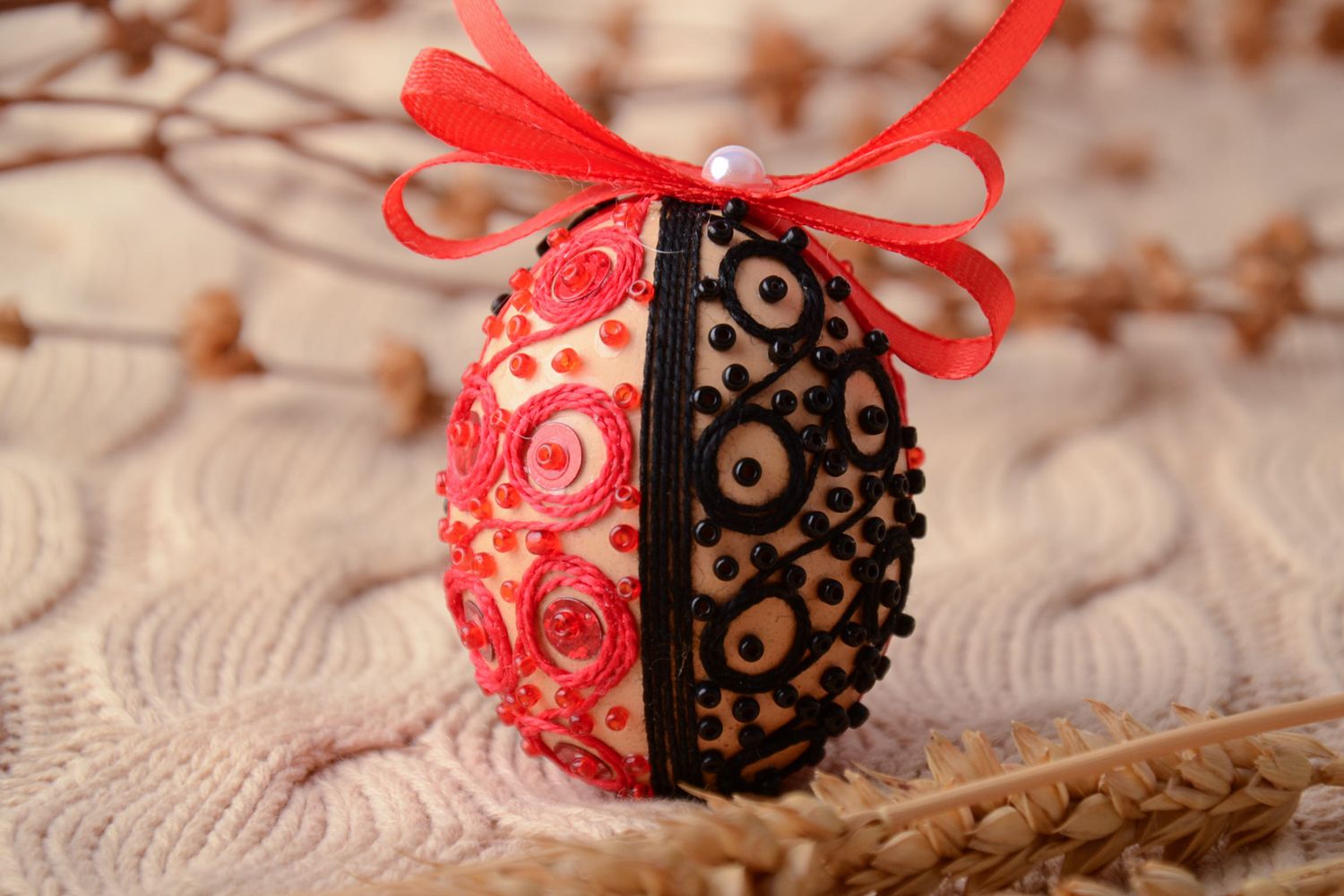Huevo de Pascua decorado con abalorios foto 1