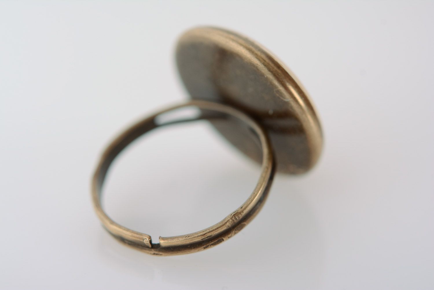 Светлое кольцо с лепестком в эпоксидной смоле с регулируемым размером ручной работы фото 3