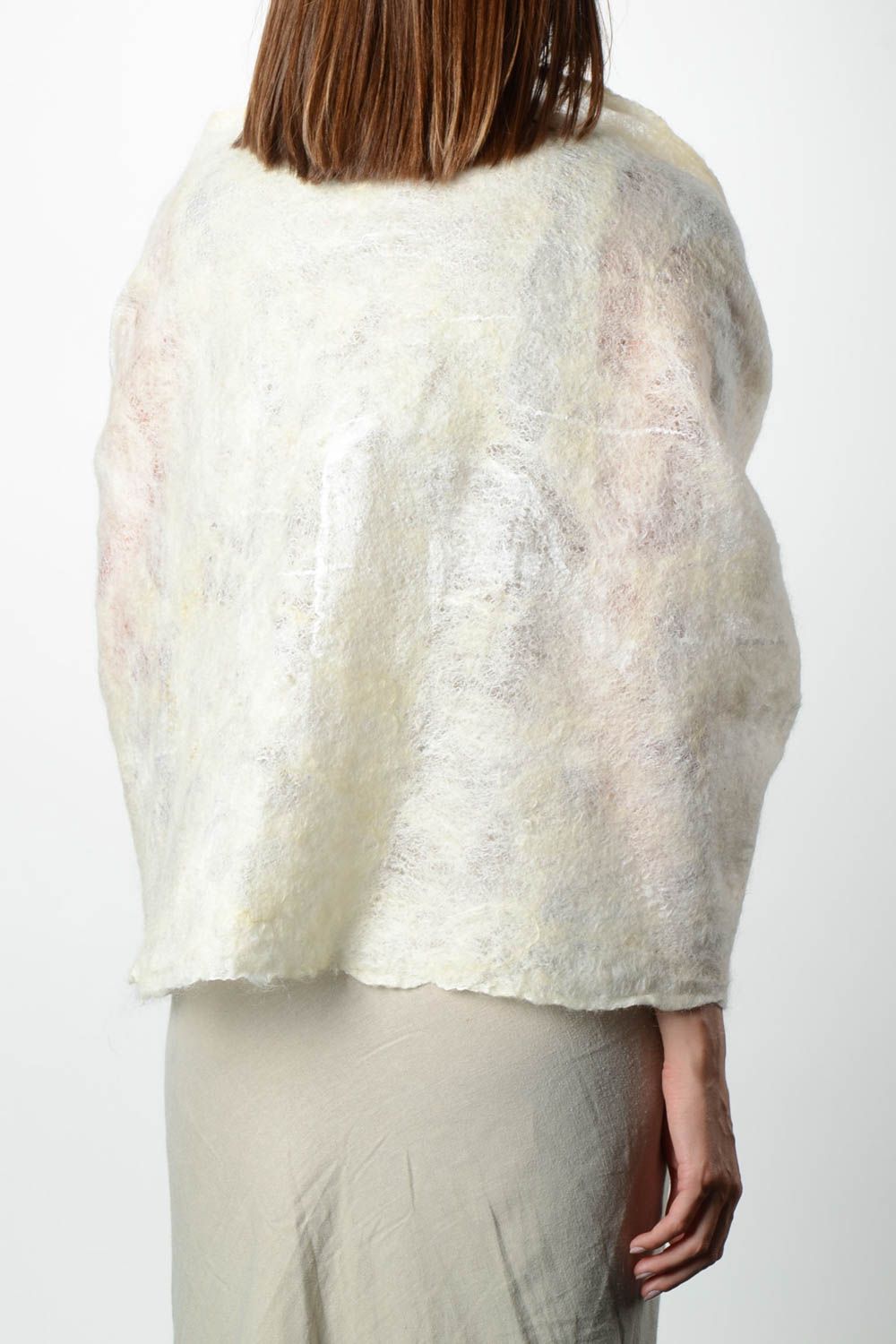 Grand Châle fait main en laine feutrée et fils de soie blanc Vêtement femme photo 2